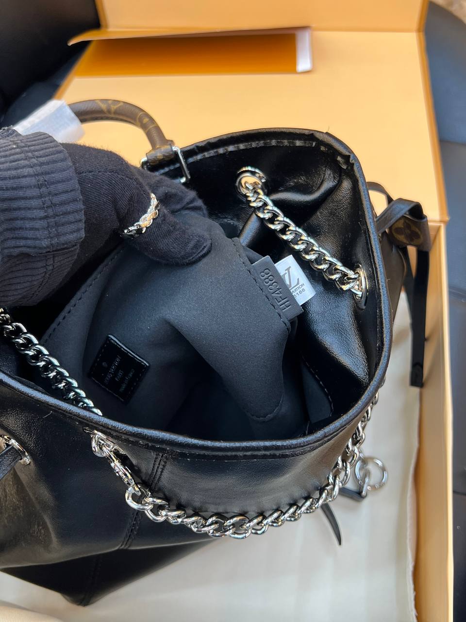 Louis Vuitton Büzgülü Omuz Çantası