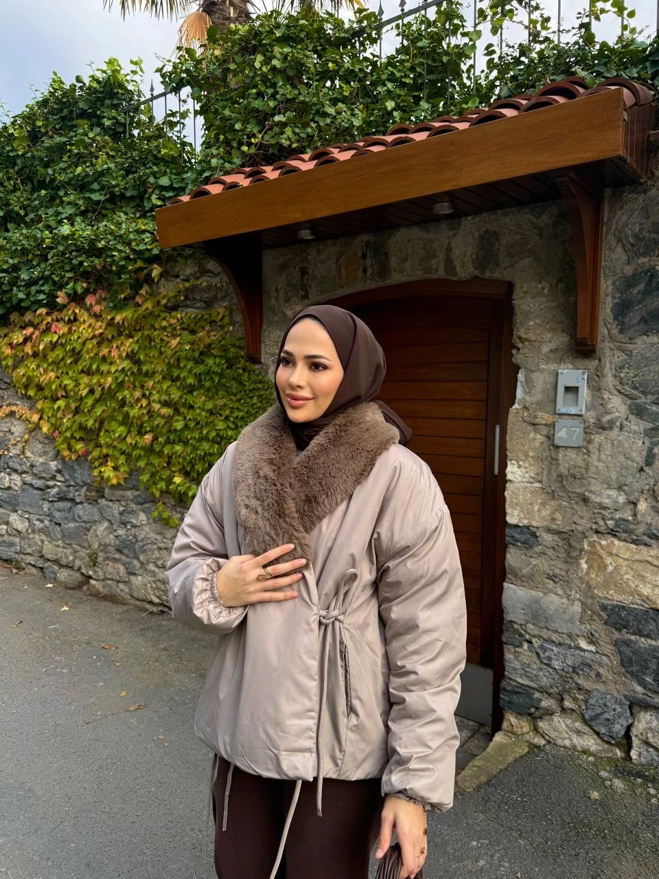 Kürk Detaylı Şişme Mont Taş