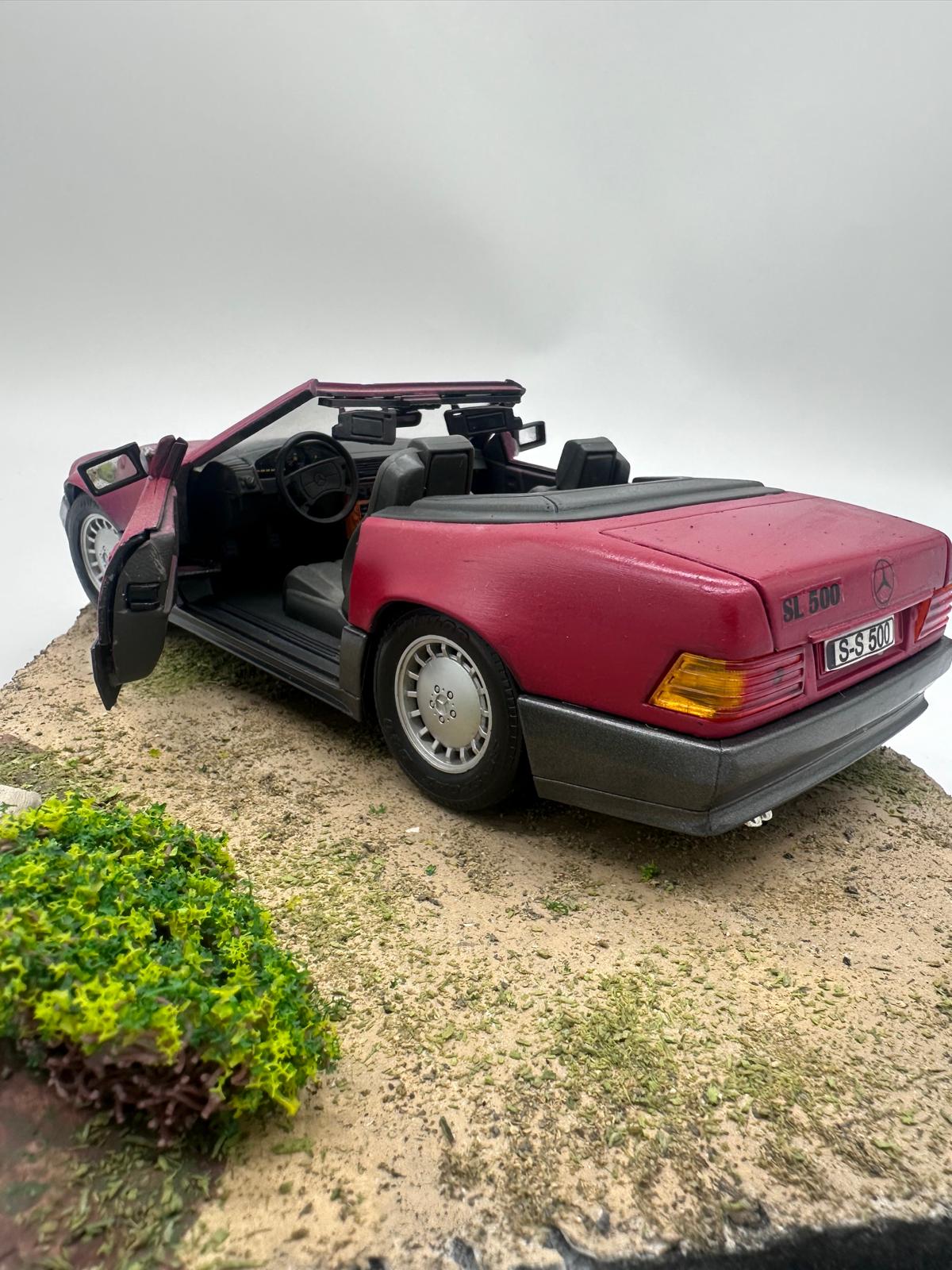 1/36 Ölçekli Mercedes-Benz SL 500 Cabrio (R129) - Özel Alev Motifli Şık Diorama image