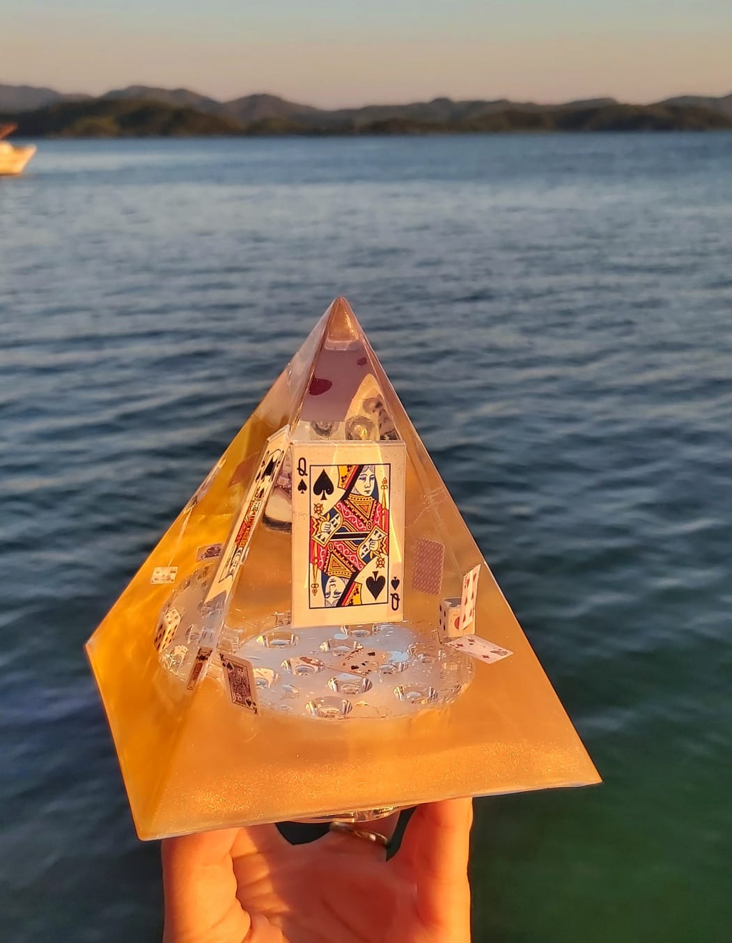 Oyun Kartları Temalı Işıklı Piramit Lamba - Kraliçe ve Papaz Detaylı