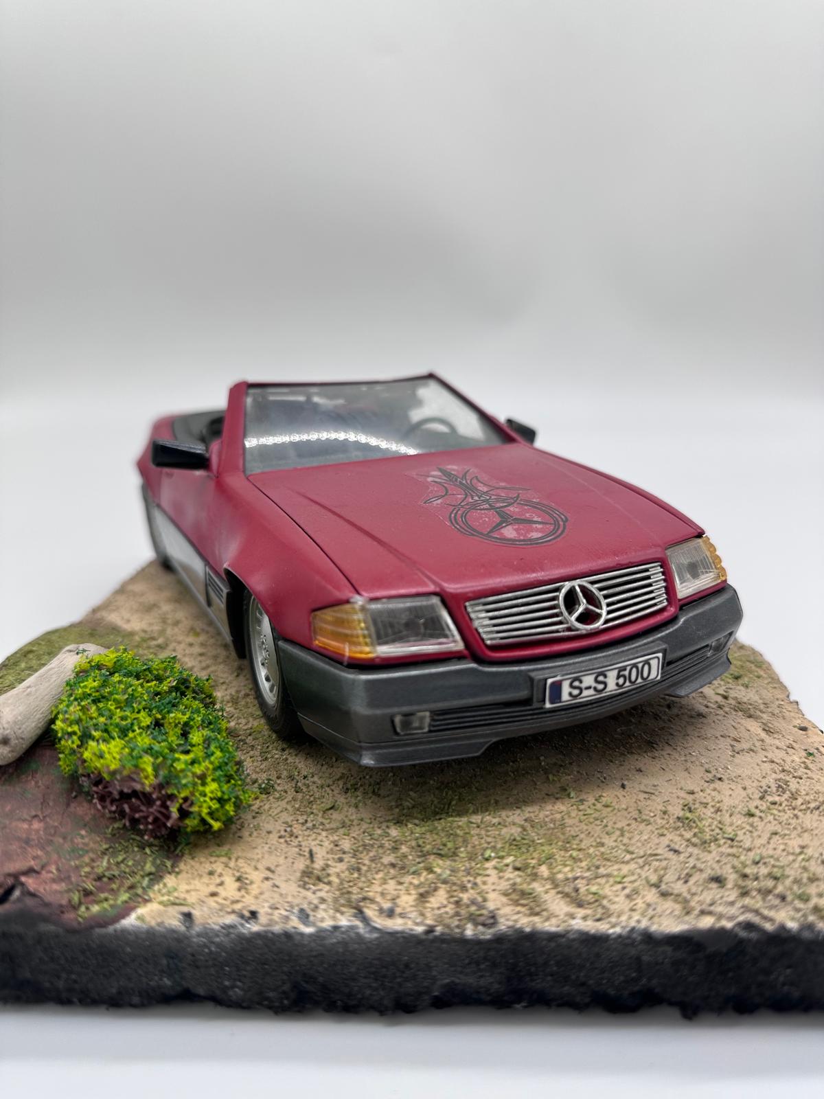1/36 Ölçekli Mercedes-Benz SL 500 Cabrio (R129) - Özel Alev Motifli Şık Diorama