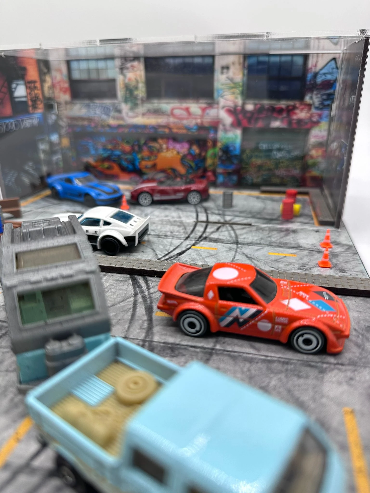 1/64 Ölçekli Diorama Garaj Seti - Sokak Sanatı (Graffiti) Temalı Sergi Kutusu ve 4 Özel Araç Dahil