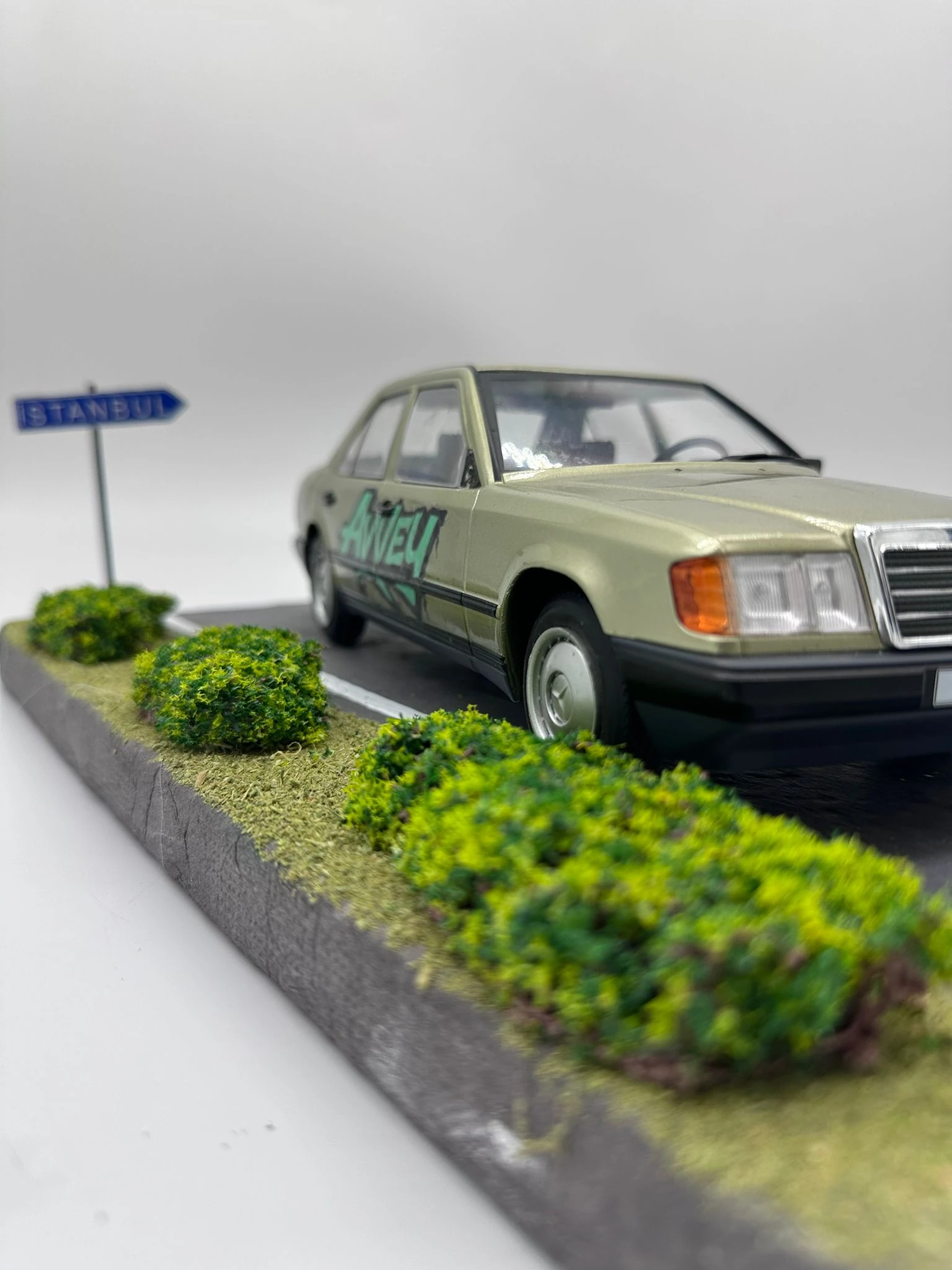 1/18 Ölçekli Norev Lisanslı Mercedes-Benz W124 (E Serisi) "Avvey Yolculuğu" Özel Diorama