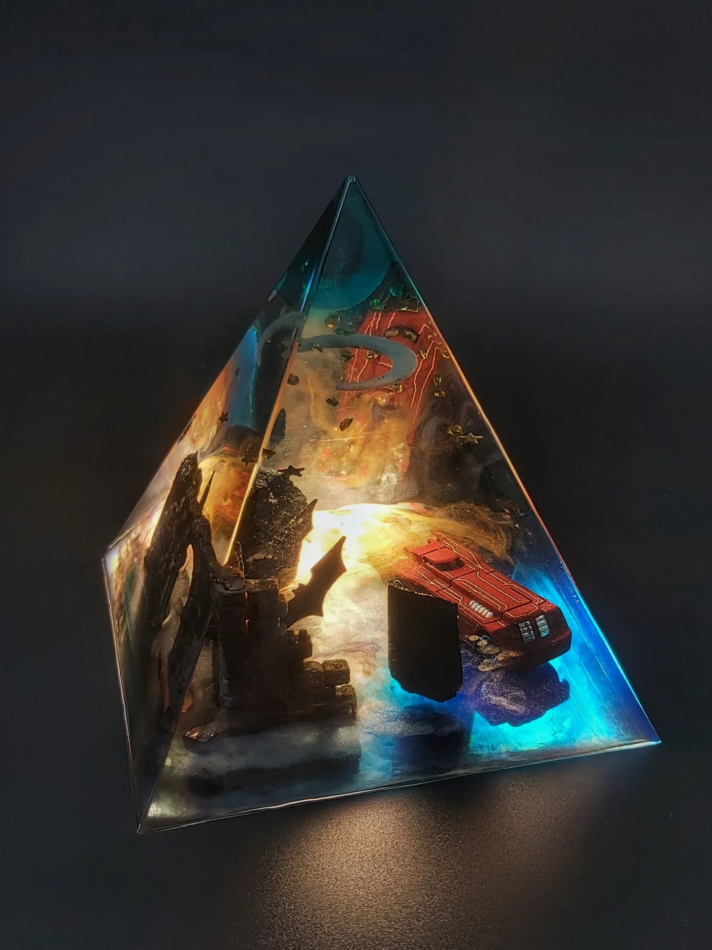 Hızın Gölgesi: Kırmızı Batmobil Piramit Diorama