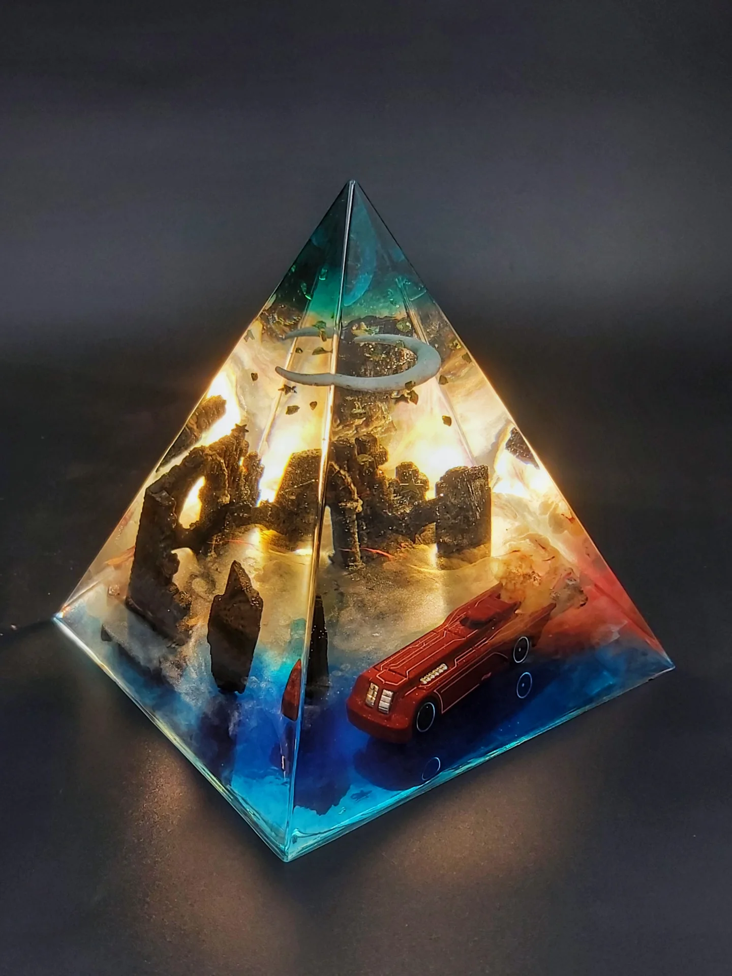 Hızın Gölgesi: Kırmızı Batmobil Piramit Diorama