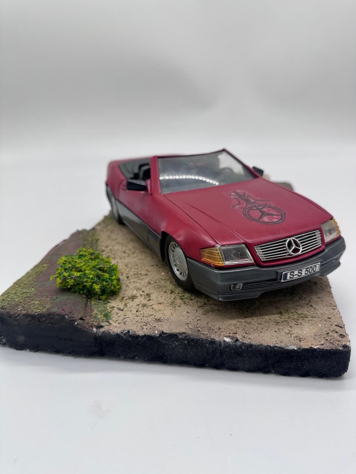 1/36 Ölçekli Mercedes-Benz SL 500 Cabrio (R129) - Özel Alev Motifli Şık Diorama