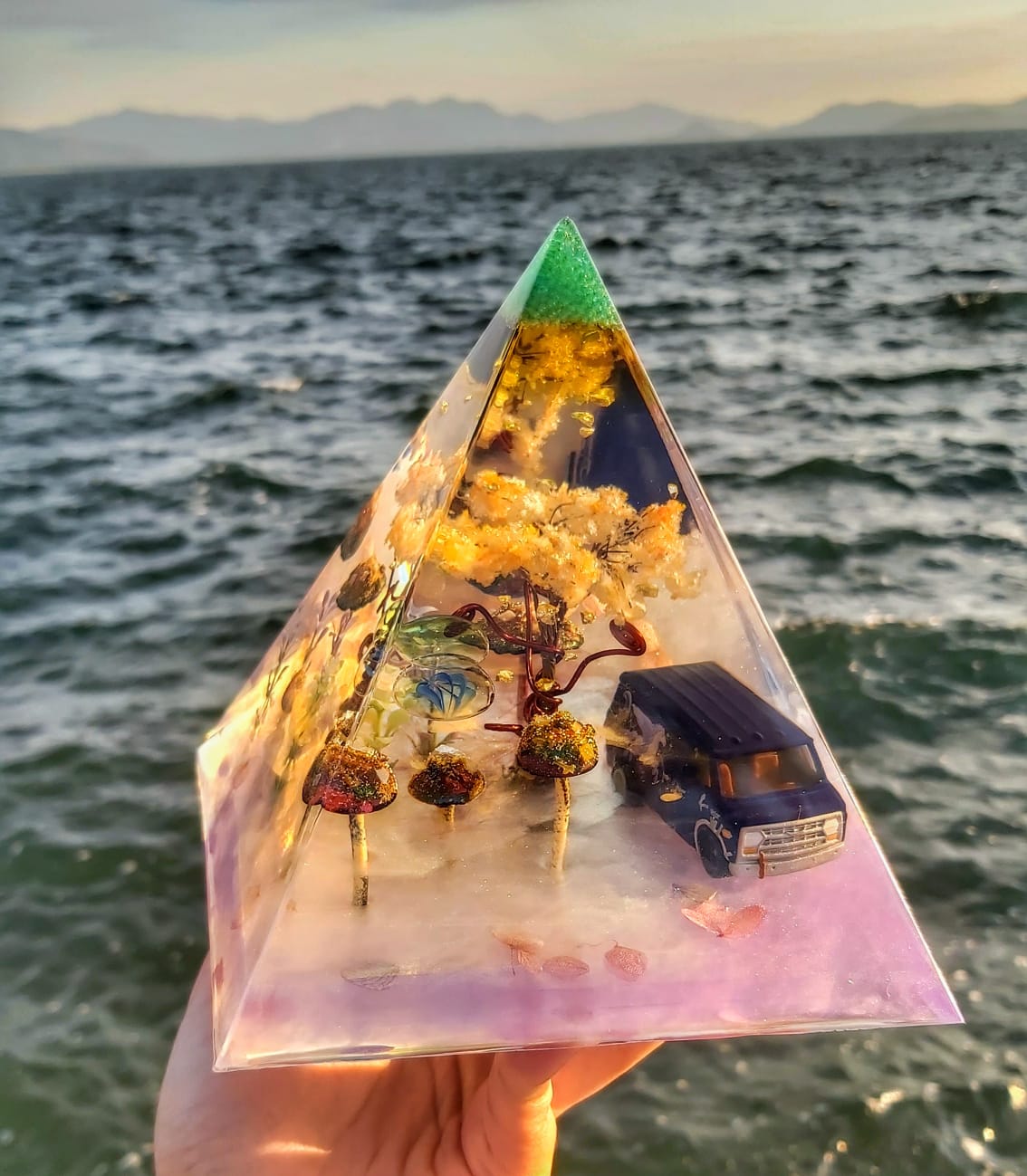 Onward Işıklı Macera Piramidi - Unicorn Van Diorama