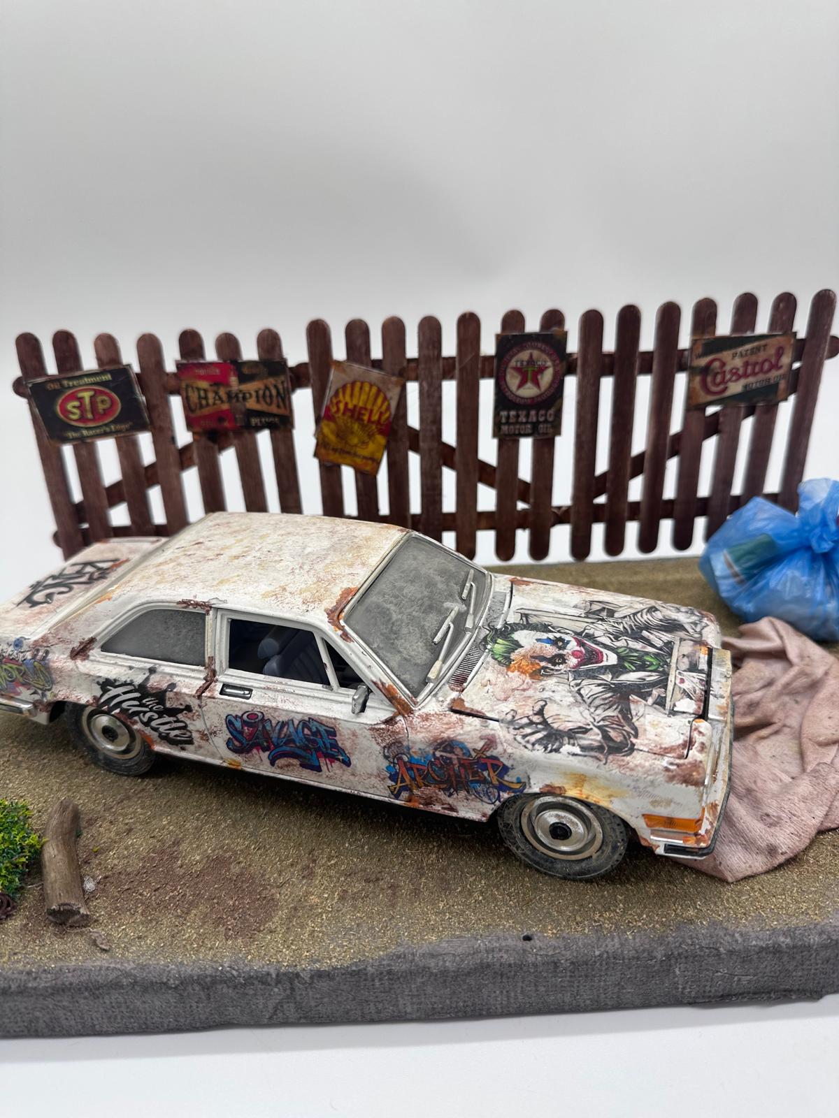 1/18 Ölçekli Bburago Lisanslı Rolls Royce Diorama - "Joker'in Paslı Arabası" Konseptli Özel Koleksiyon