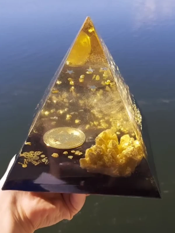 Bitcoin Temalı Lüks Işıklı Piramit Lamba - Finansal Enerji ve Dekoratif Aydınlatma