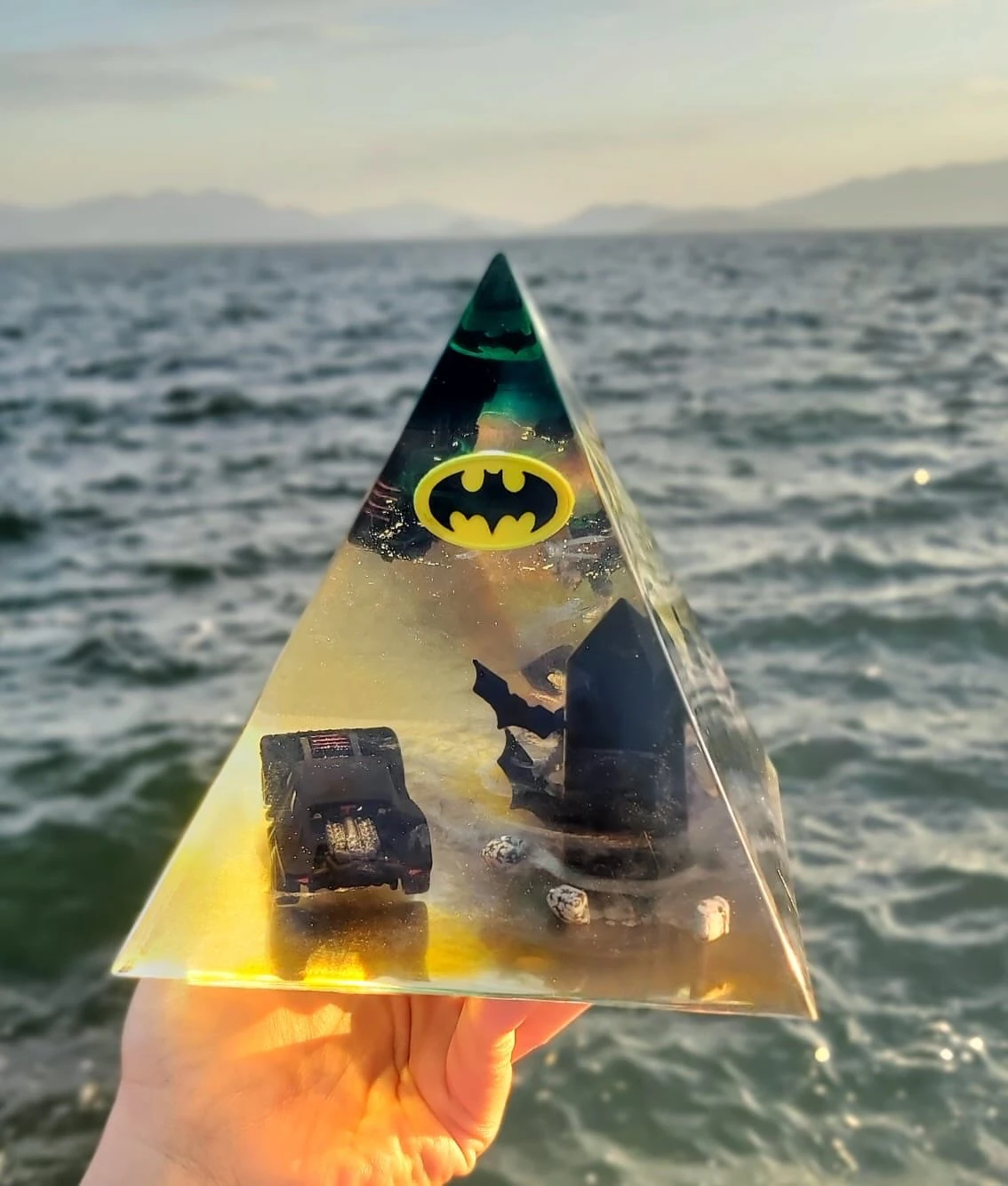 Karanlık Şövalye Dioraması: Batmobil & Batman Işıklı Piramit