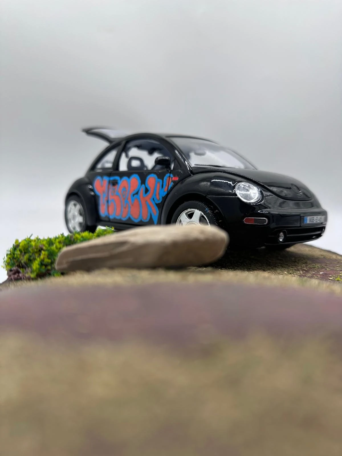 1/18 Ölçekli Bburago Lisanslı VW New Beetle (1998) - Sokak Sanatı Graffiti Diorama