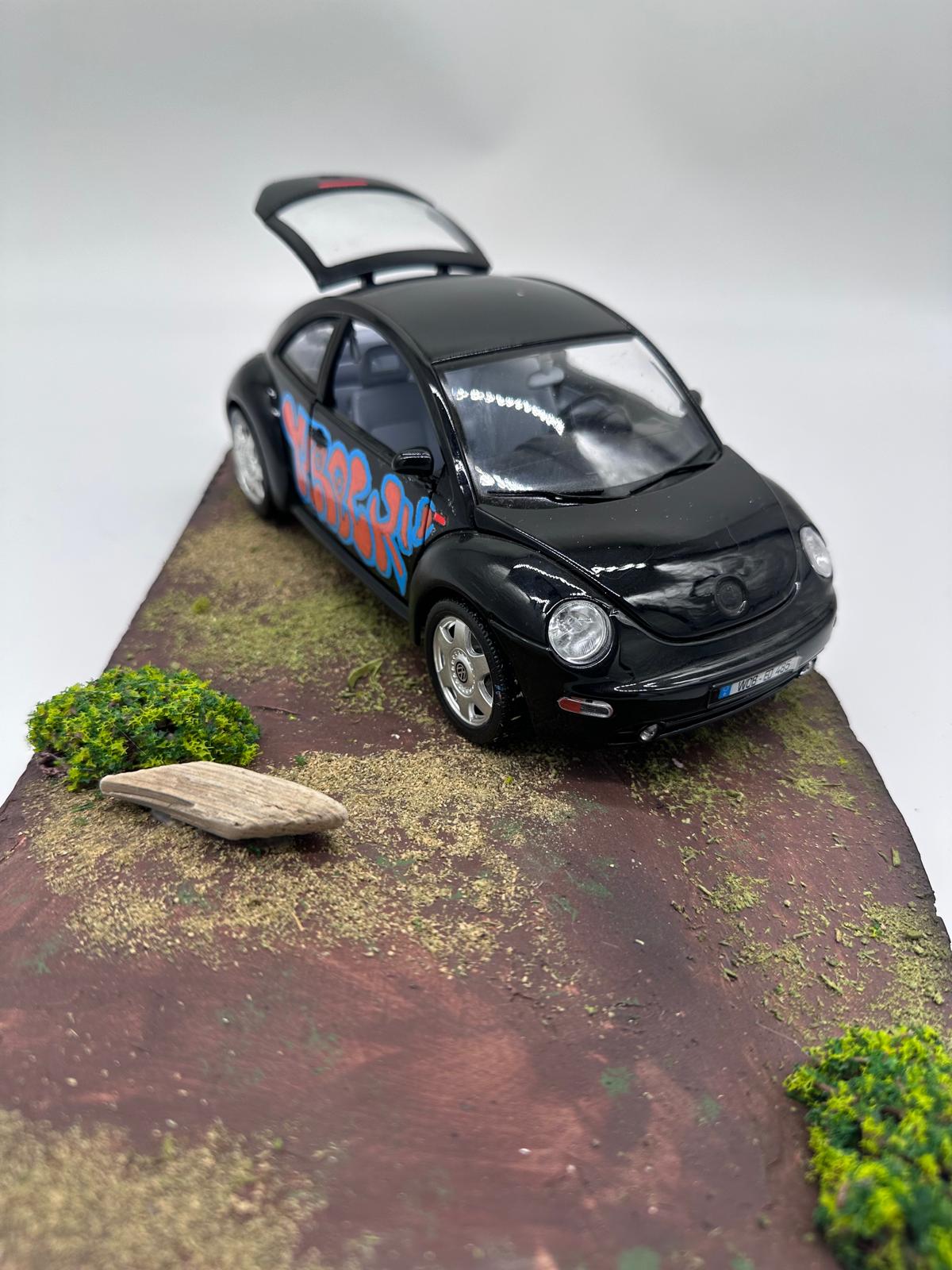 1/18 Ölçekli Bburago Lisanslı VW New Beetle (1998) - Sokak Sanatı Graffiti Diorama image
