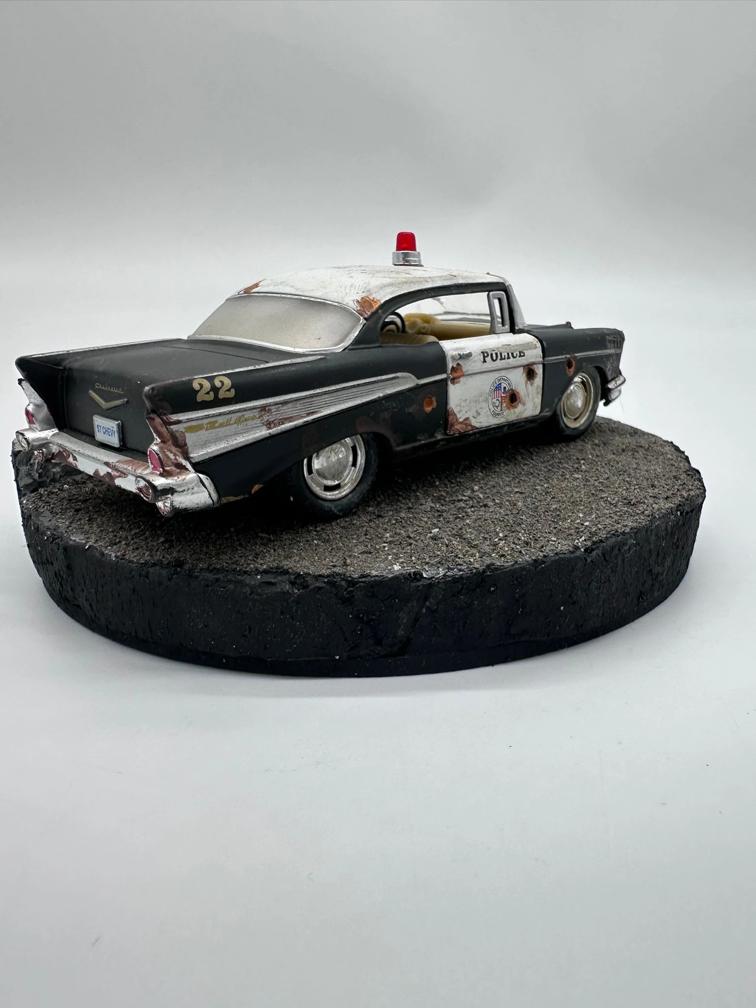 1/36 Ölçekli Klasik Chevrolet Polis Arabası (Police) Diorama - "Terk Edilmiş Devriye" Konsepti