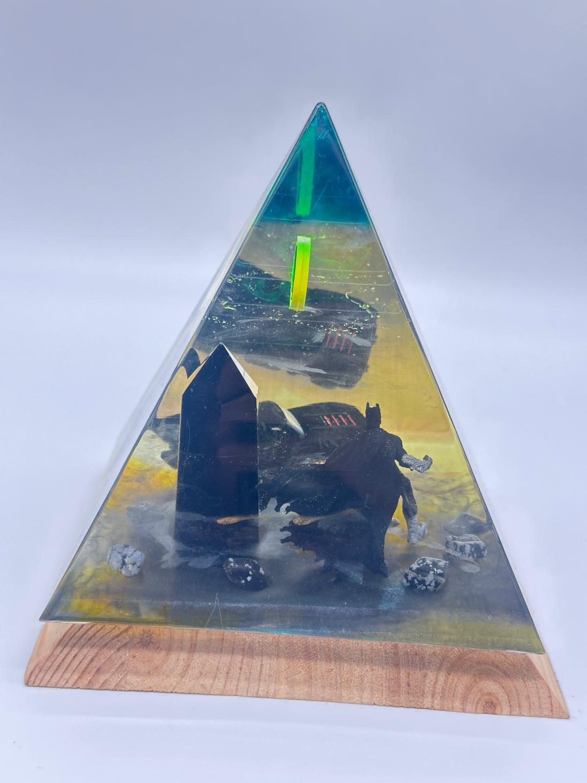 Karanlık Şövalye Dioraması: Batmobil & Batman Işıklı Piramit