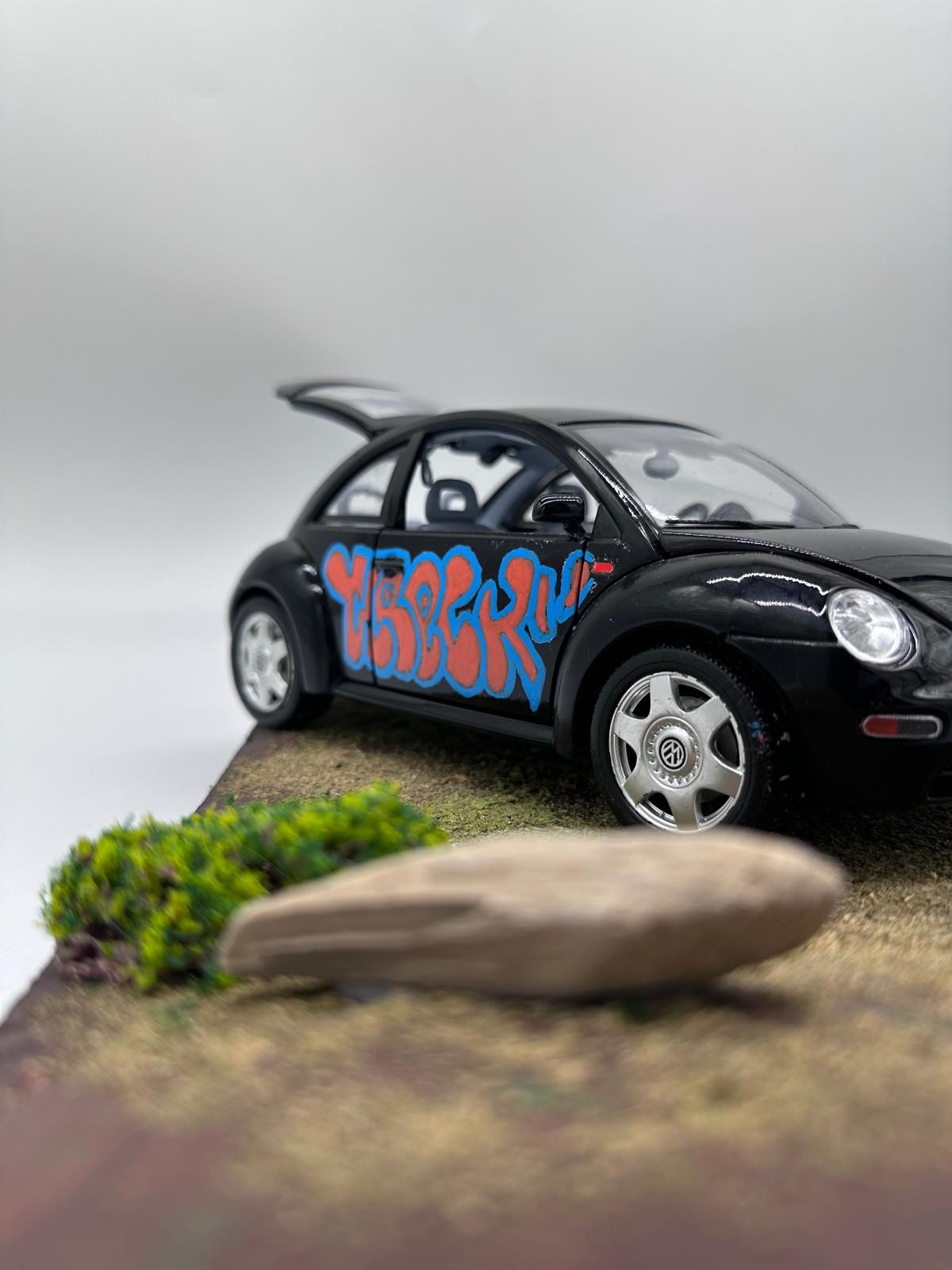 1/18 Ölçekli Bburago Lisanslı VW New Beetle (1998) - Sokak Sanatı Graffiti Diorama