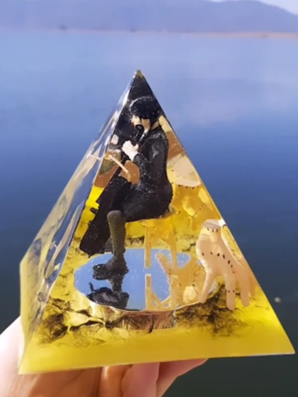 "WEDNESDAY" Temalı Işıklı Piramit Lamba