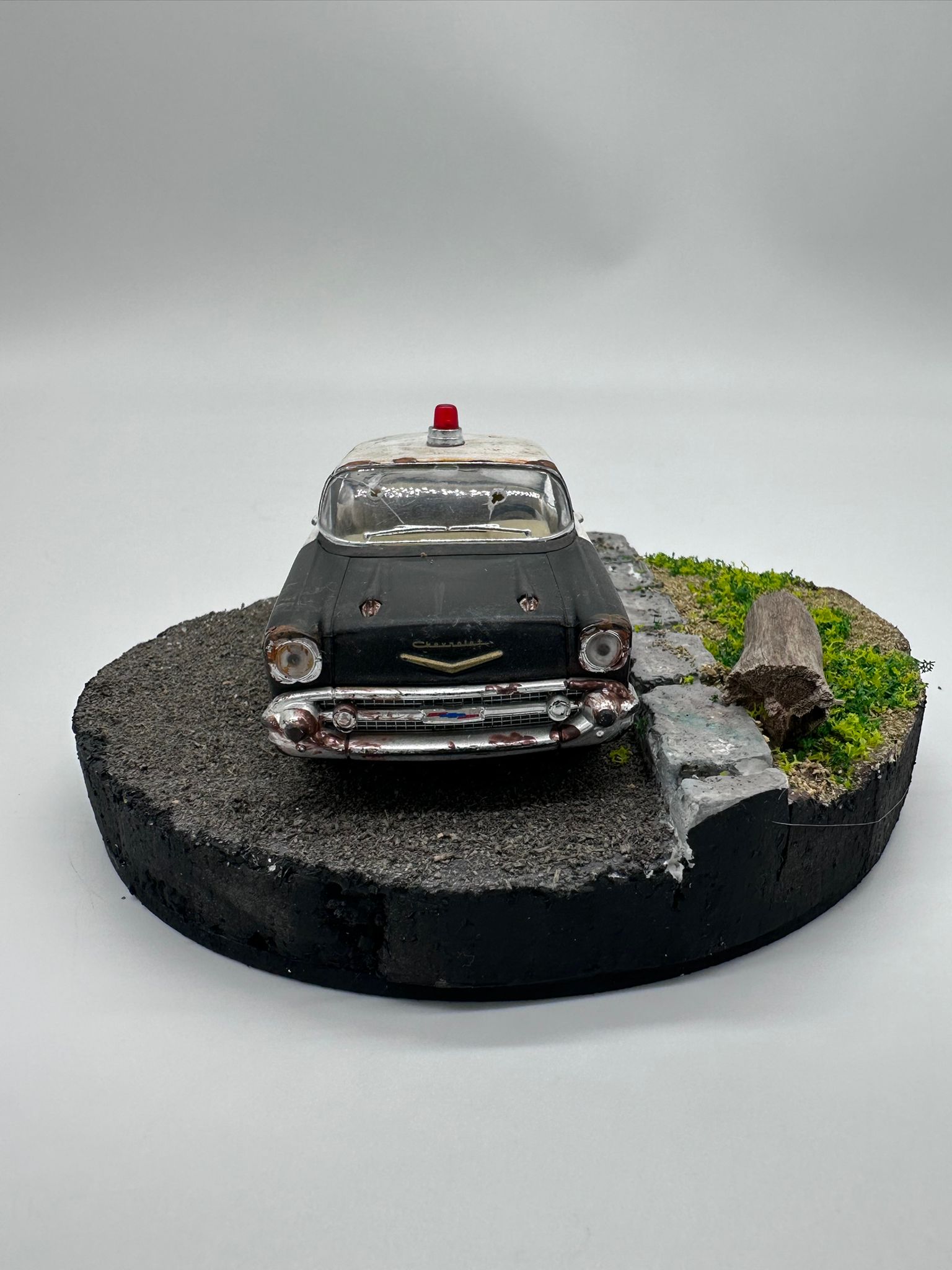 1/36 Ölçekli Klasik Chevrolet Polis Arabası (Police) Diorama - "Terk Edilmiş Devriye" Konsepti