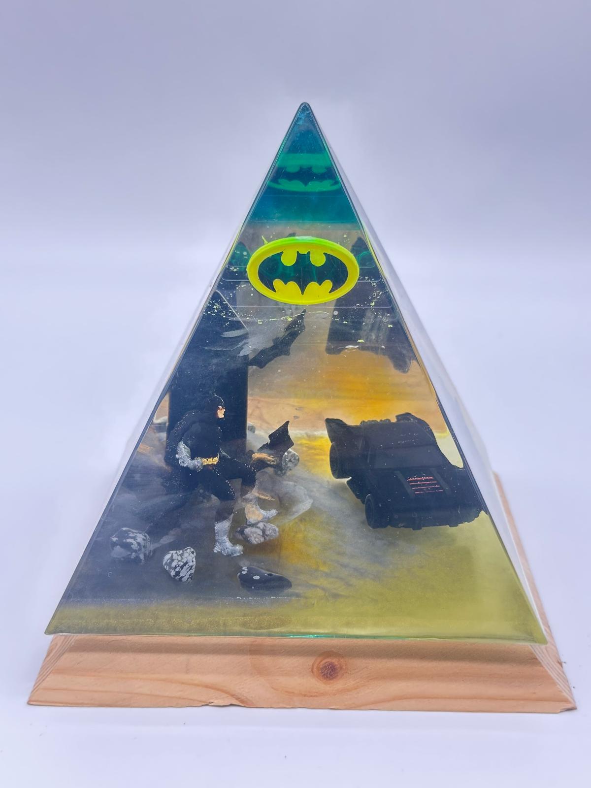 Karanlık Şövalye Dioraması: Batmobil & Batman Işıklı Piramit