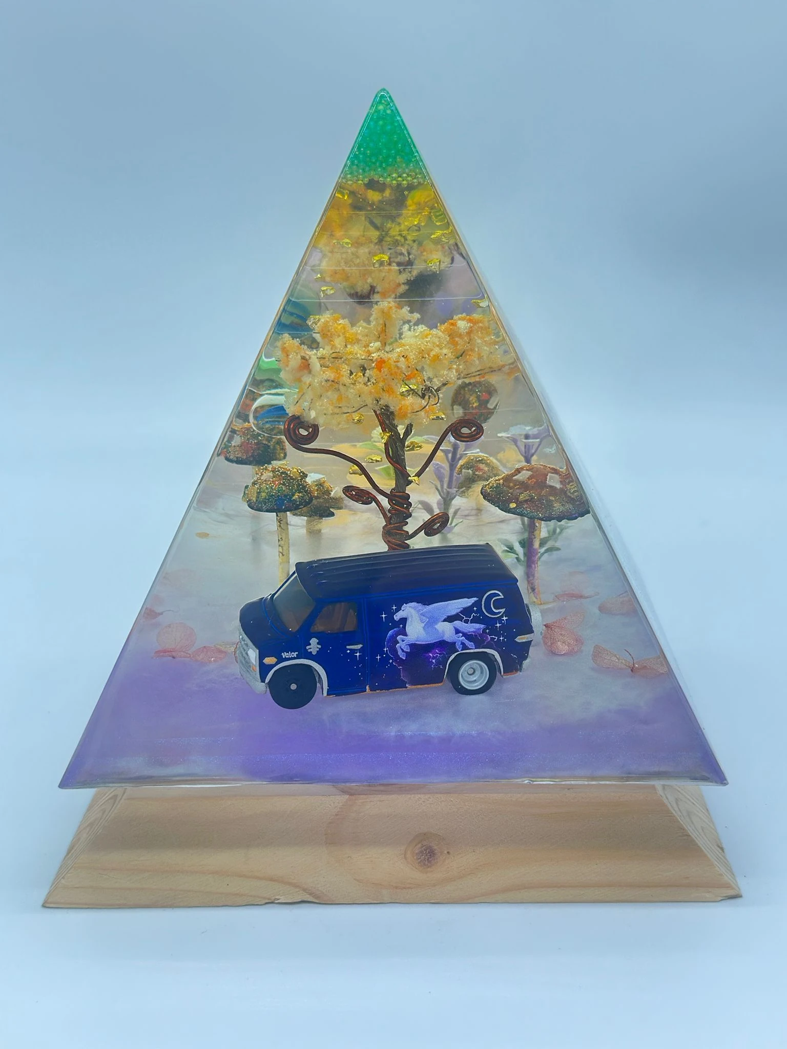 Onward Işıklı Macera Piramidi - Unicorn Van Diorama