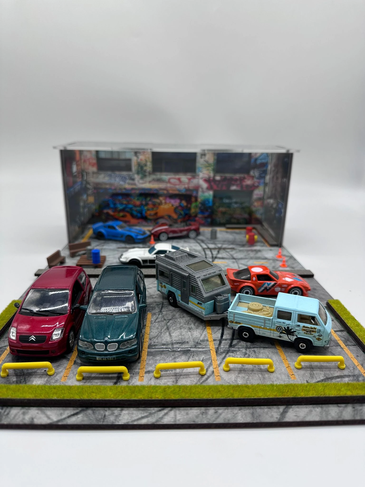 1/64 Ölçekli Diorama Garaj Seti - Sokak Sanatı (Graffiti) Temalı Sergi Kutusu ve 4 Özel Araç Dahil