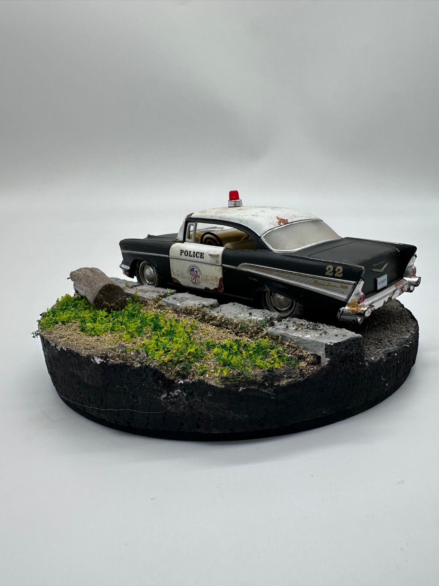 1/36 Ölçekli Klasik Chevrolet Polis Arabası (Police) Diorama - "Terk Edilmiş Devriye" Konsepti