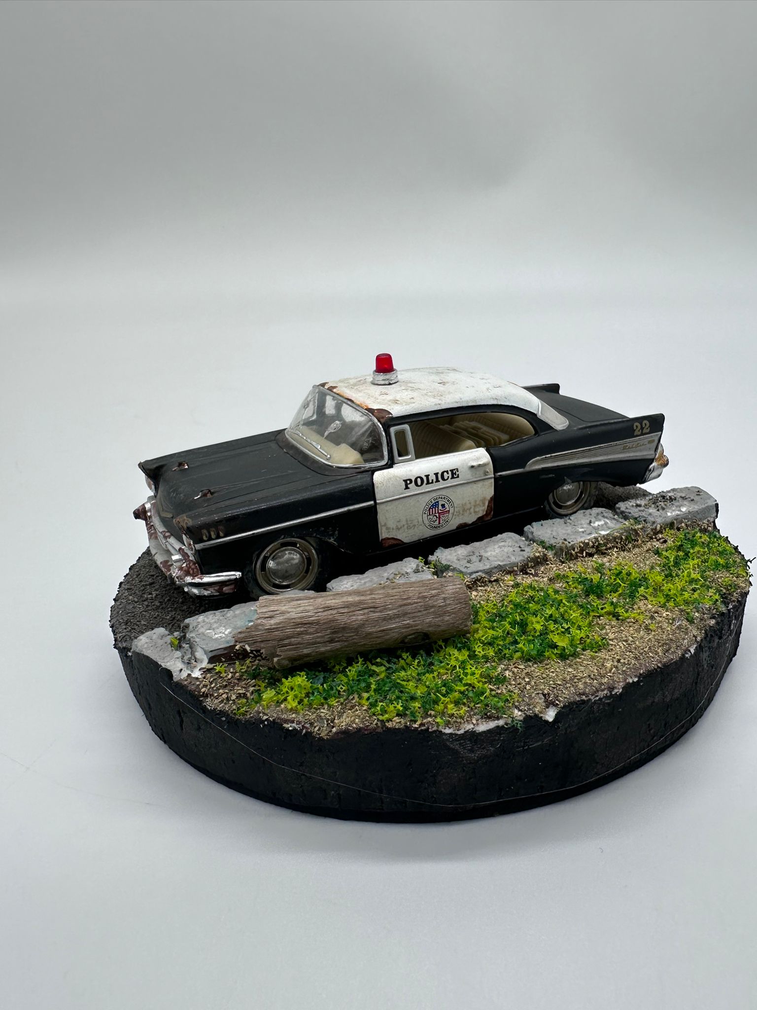 1/36 Ölçekli Klasik Chevrolet Polis Arabası (Police) Diorama - "Terk Edilmiş Devriye" Konsepti