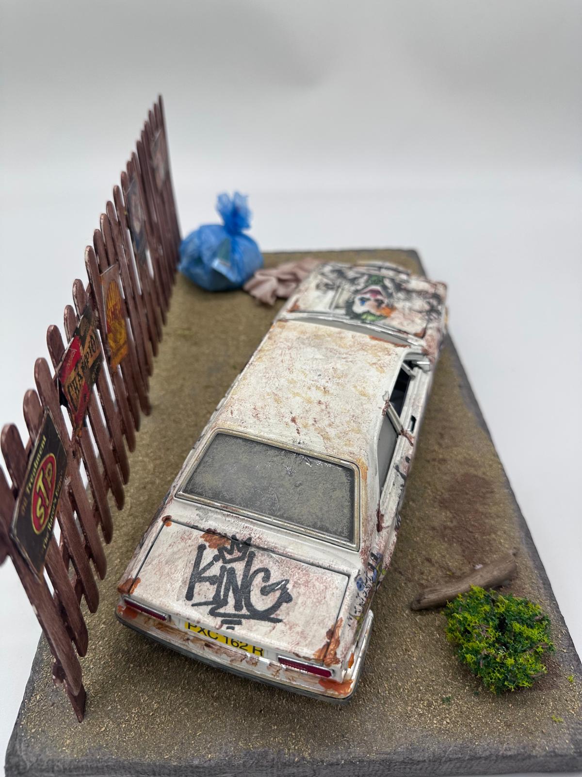 1/18 Ölçekli Bburago Lisanslı Rolls Royce Diorama - "Joker'in Paslı Arabası" Konseptli Özel Koleksiyon image