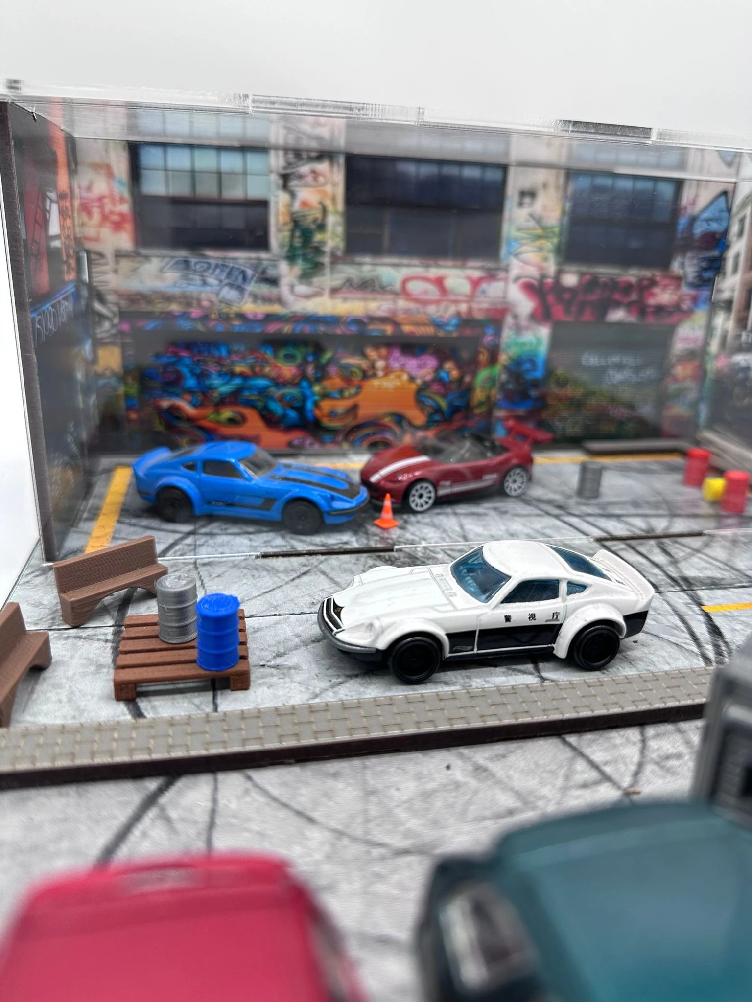 1/64 Ölçekli Diorama Garaj Seti - Sokak Sanatı (Graffiti) Temalı Sergi Kutusu ve 4 Özel Araç Dahil