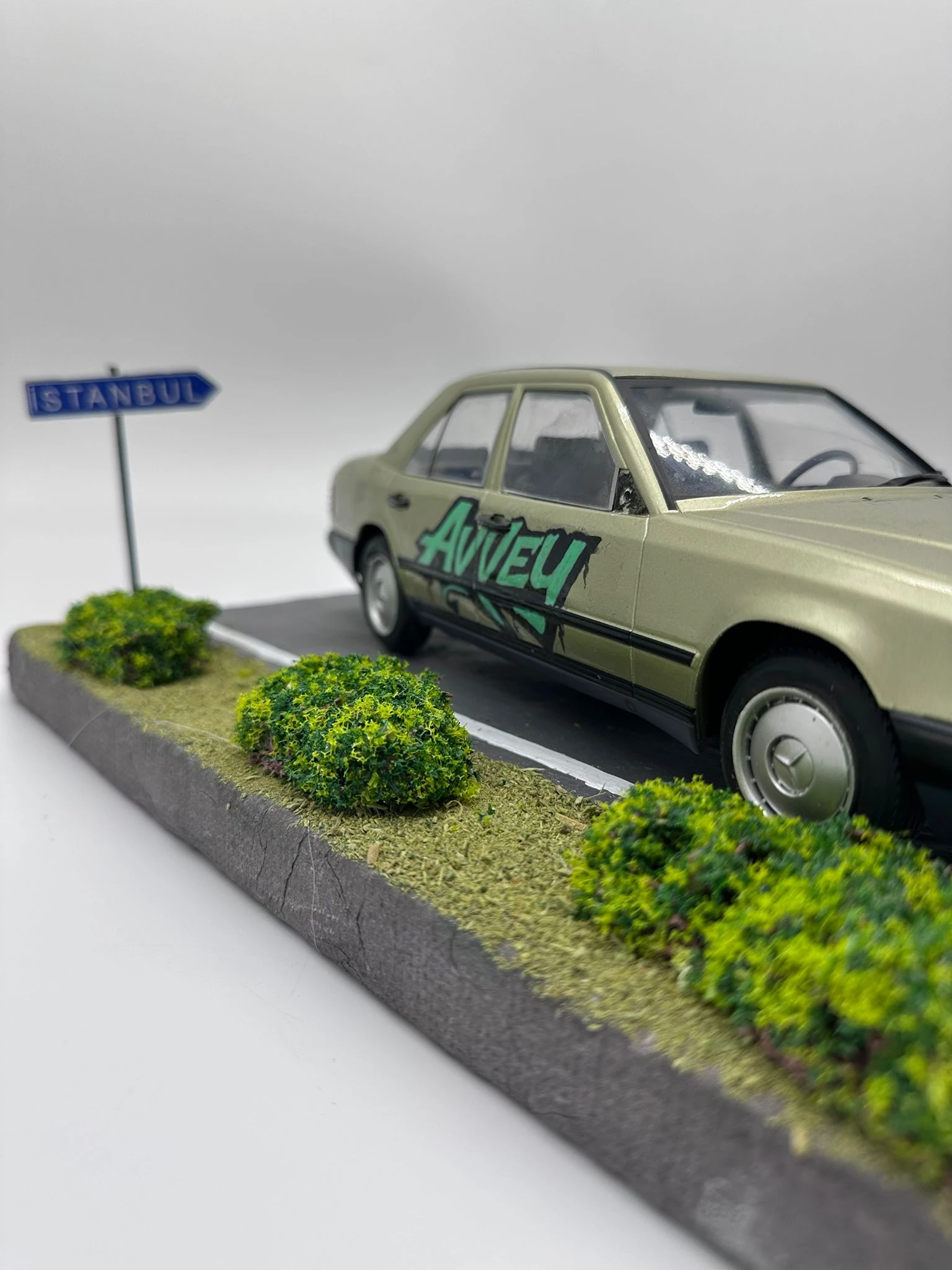 1/18 Ölçekli Norev Lisanslı Mercedes-Benz W124 (E Serisi) "Avvey Yolculuğu" Özel Diorama