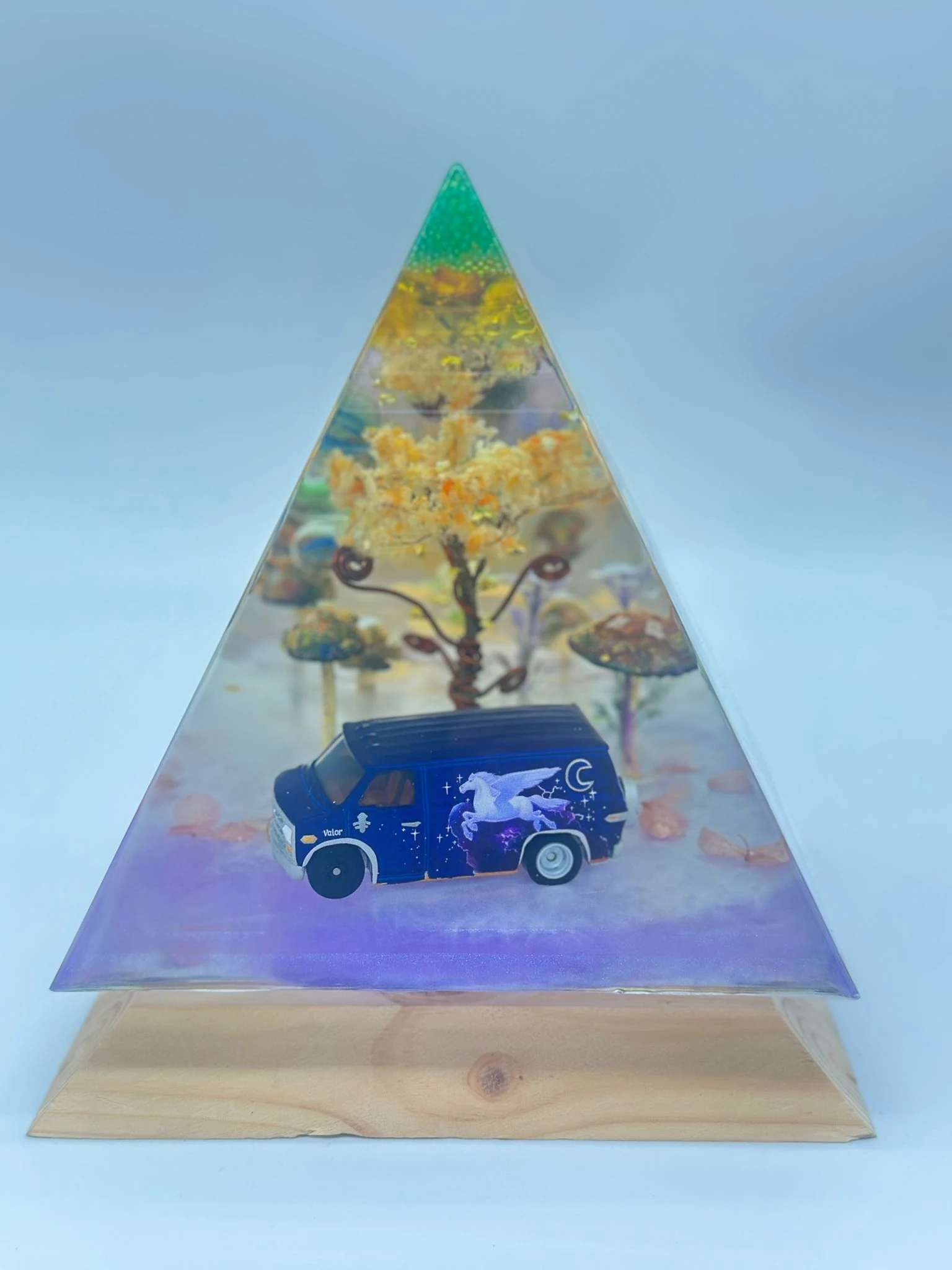 Onward Işıklı Macera Piramidi - Unicorn Van Diorama