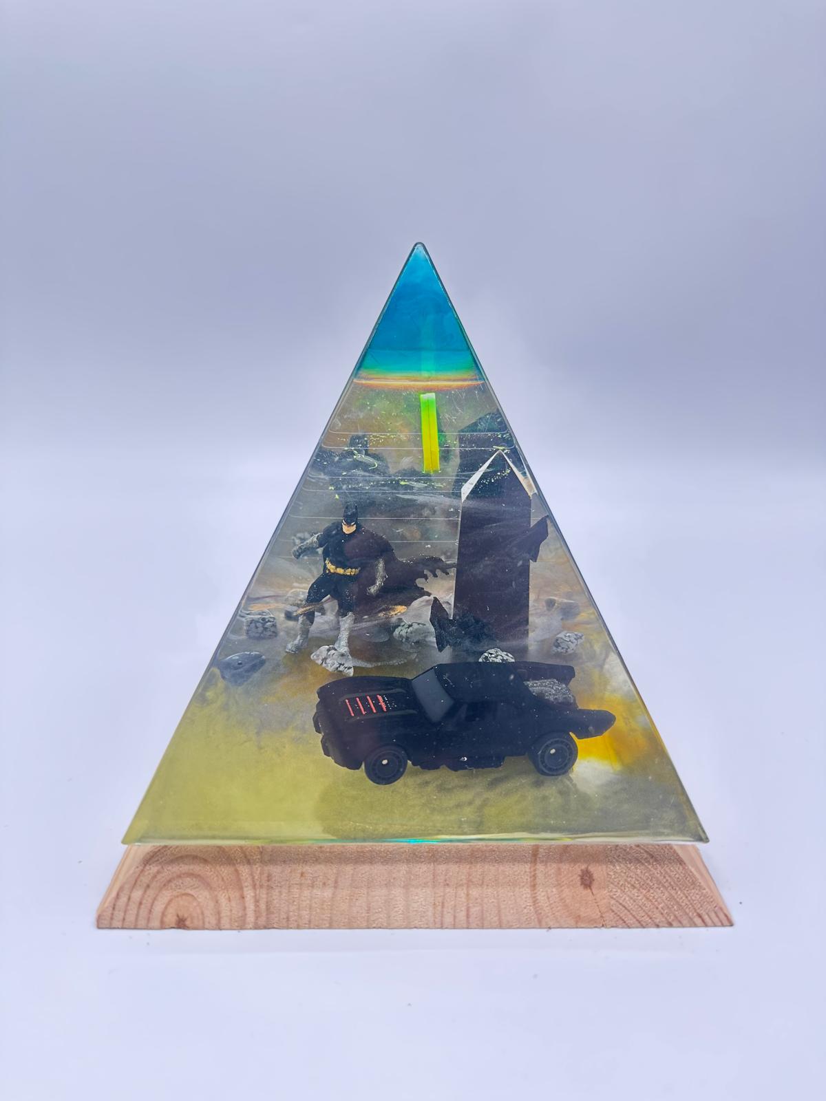 Karanlık Şövalye Dioraması: Batmobil & Batman Işıklı Piramit