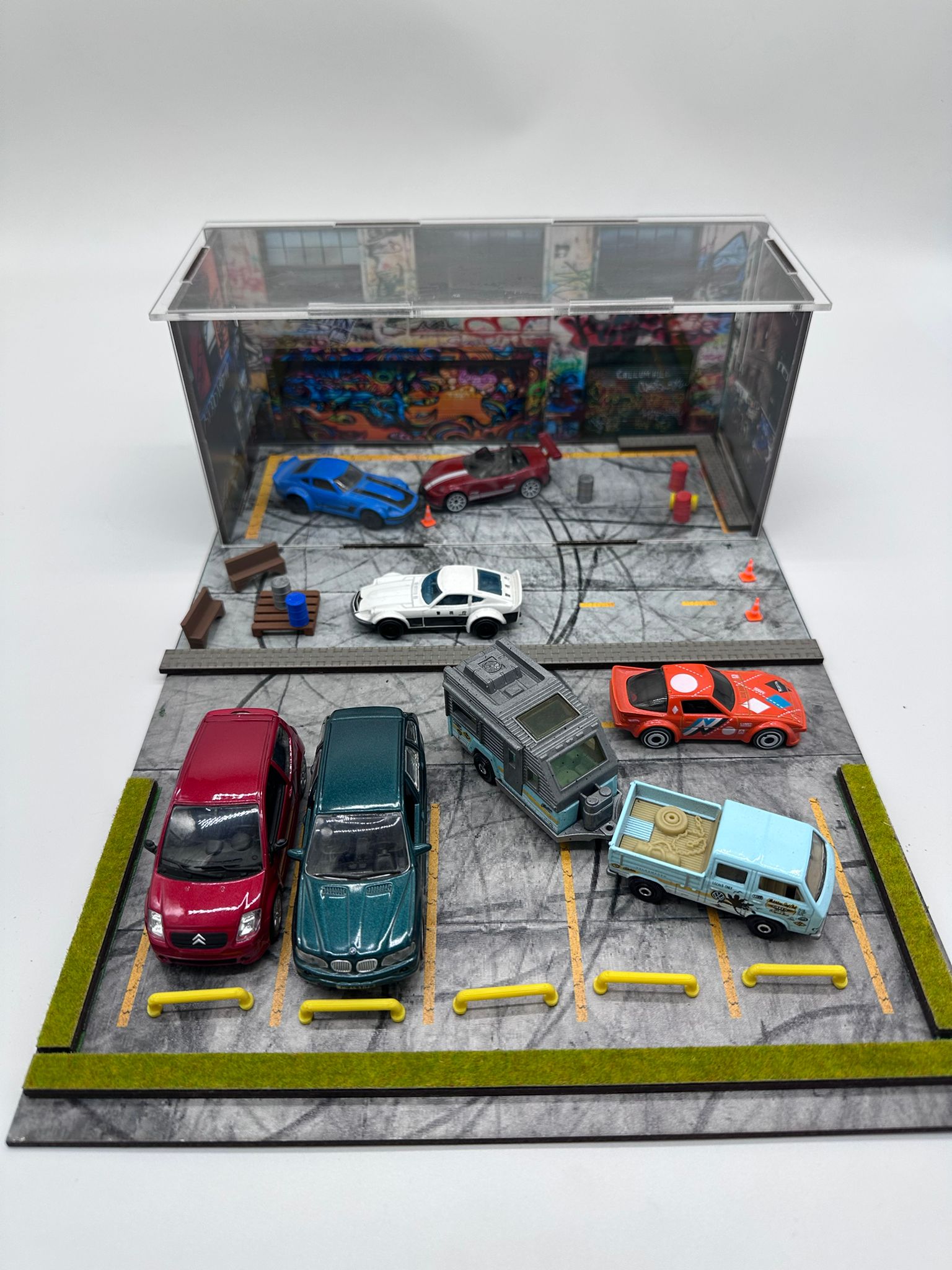 1/64 Ölçekli Diorama Garaj Seti - Sokak Sanatı (Graffiti) Temalı Sergi Kutusu ve 4 Özel Araç Dahil image