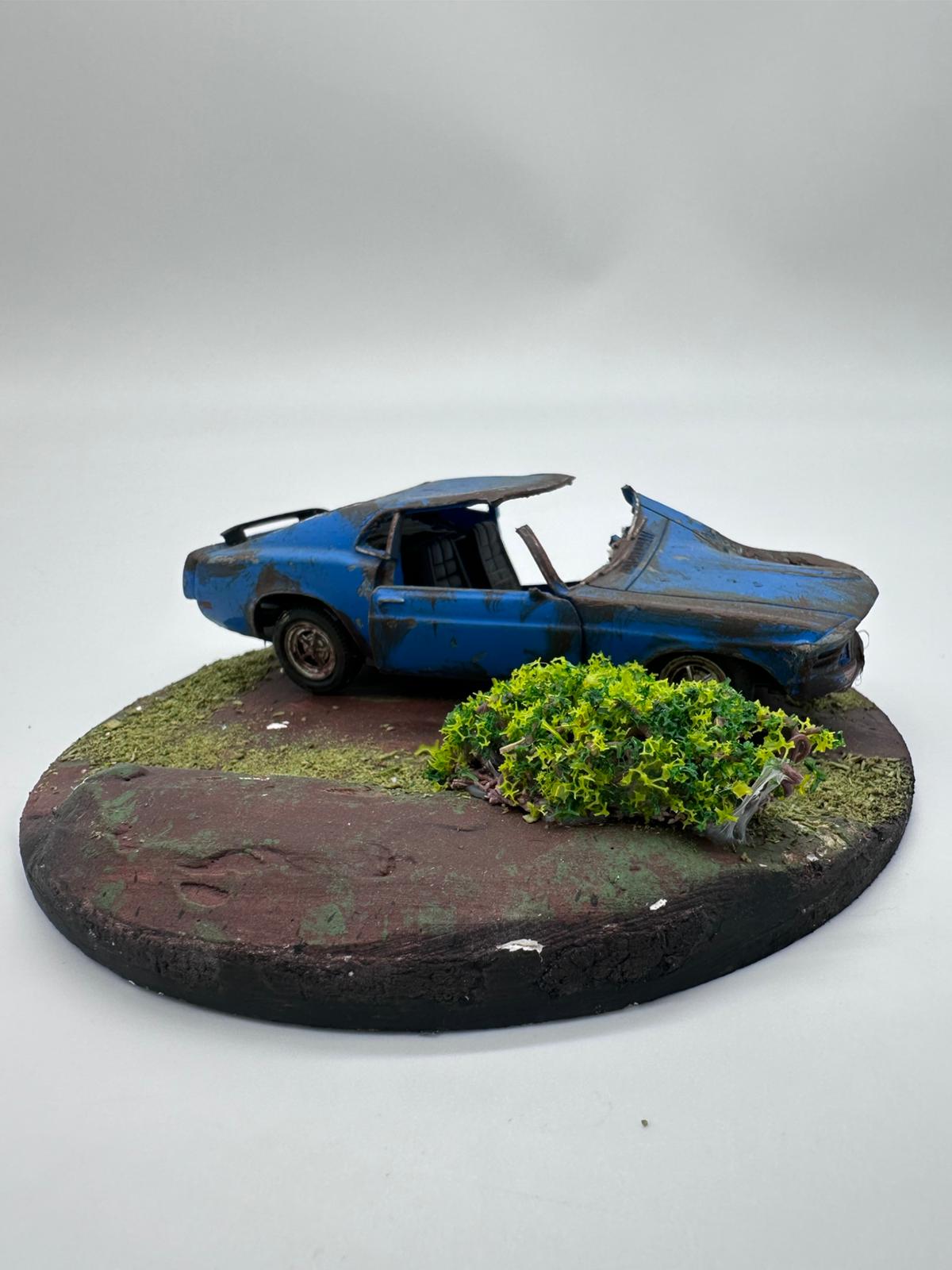 1/36 Ölçekli Welly Lisanslı Ford Mustang - "Post-Apokaliptik Hurda" Dioraması