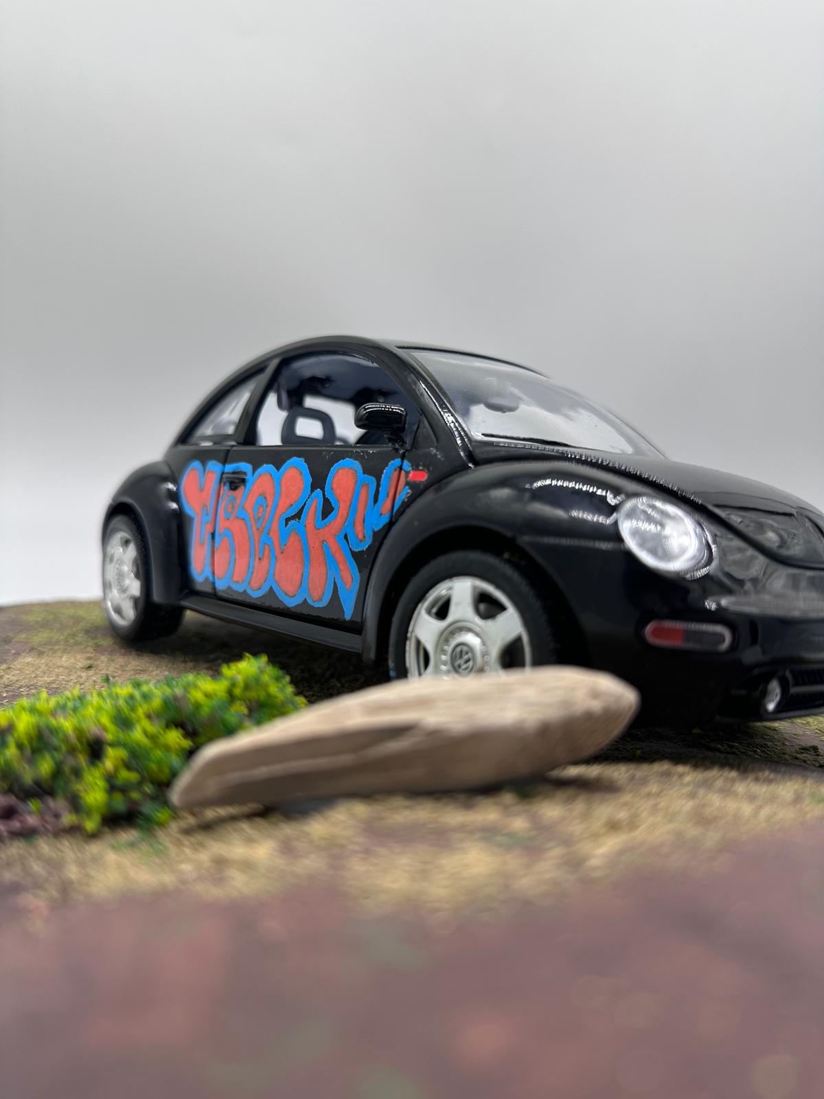 1/18 Ölçekli Bburago Lisanslı VW New Beetle (1998) - Sokak Sanatı Graffiti Diorama