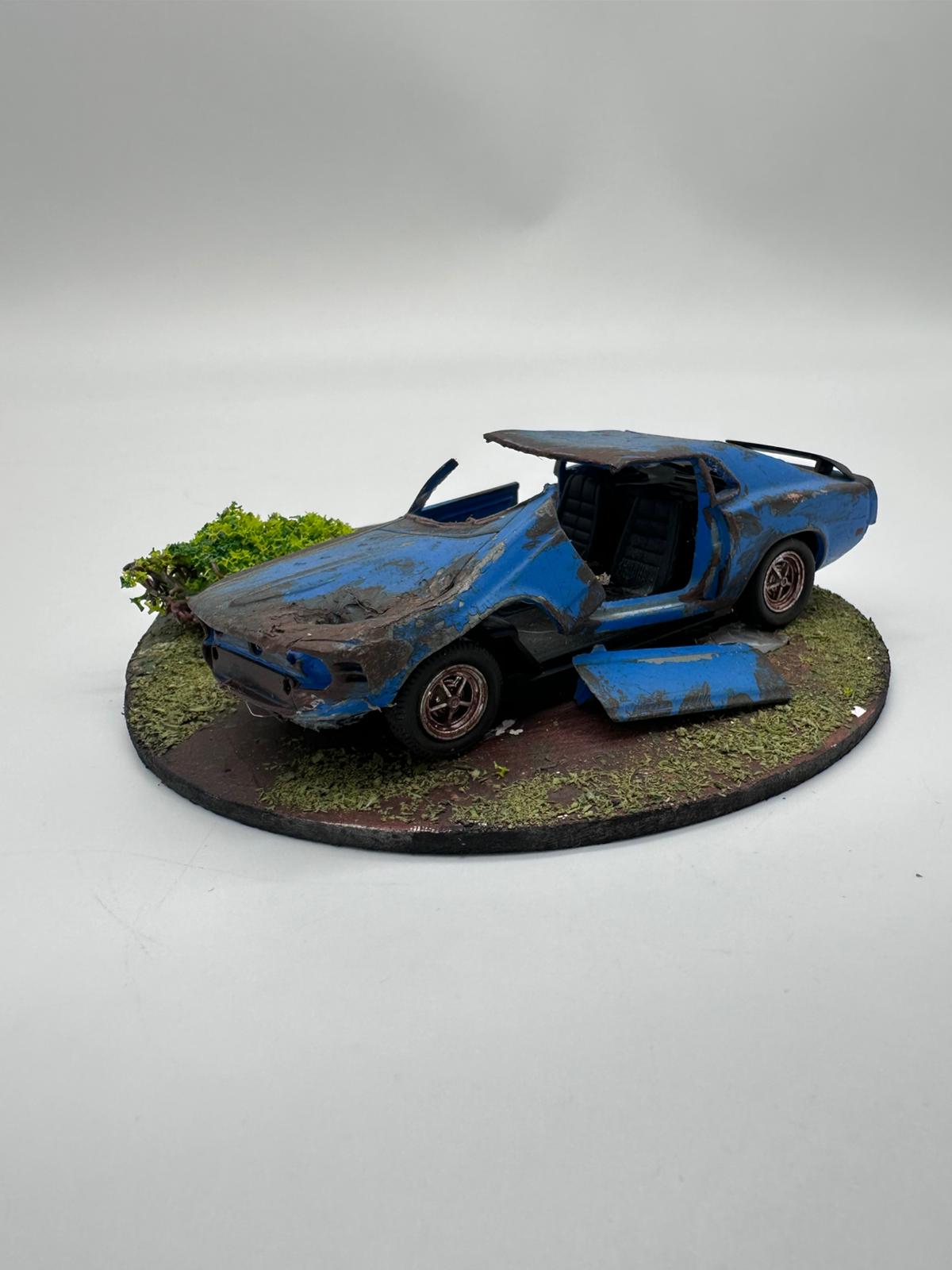 1/36 Ölçekli Welly Lisanslı Ford Mustang - "Post-Apokaliptik Hurda" Dioraması image