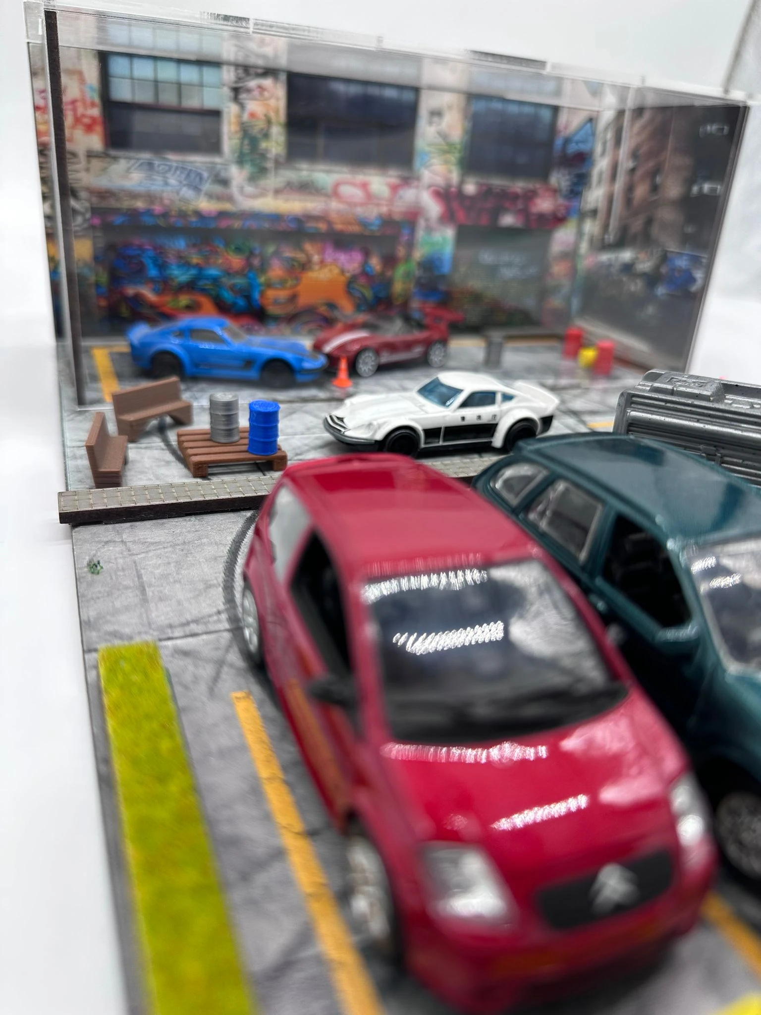 1/64 Ölçekli Diorama Garaj Seti - Sokak Sanatı (Graffiti) Temalı Sergi Kutusu ve 4 Özel Araç Dahil