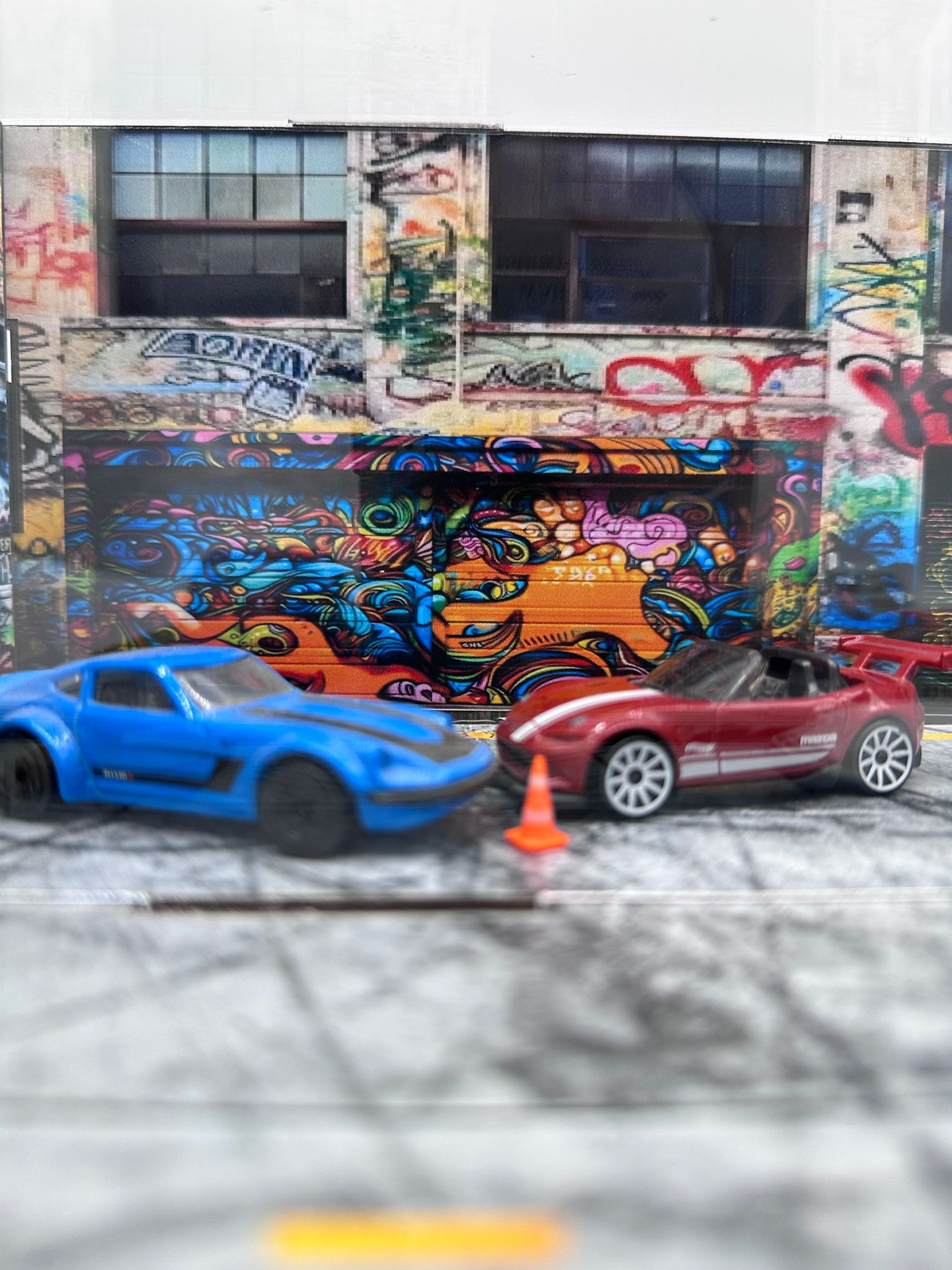 1/64 Ölçekli Diorama Garaj Seti - Sokak Sanatı (Graffiti) Temalı Sergi Kutusu ve 4 Özel Araç Dahil