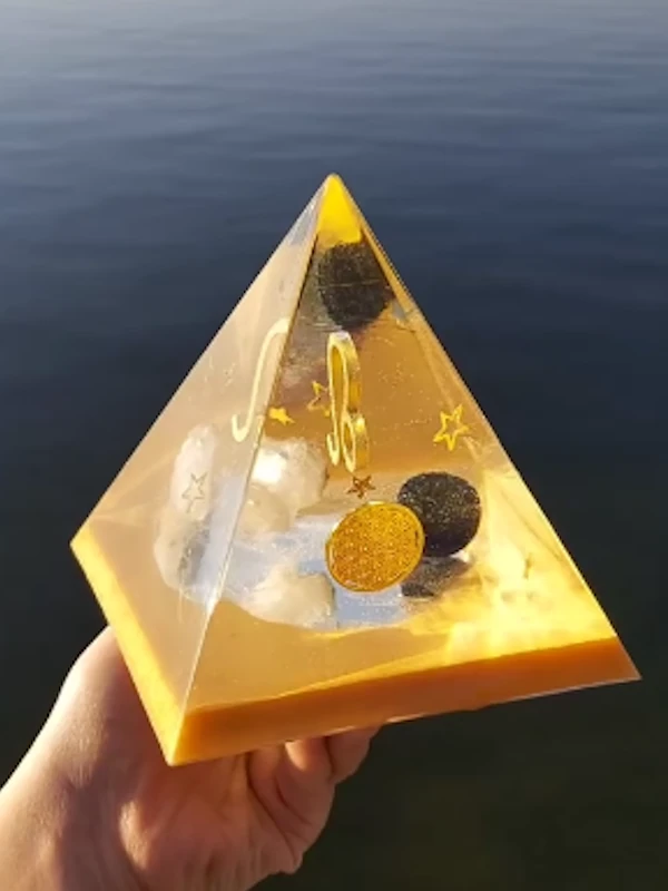 Burçlar Serisi: Aslan (Leo) Temalı Işıklı Piramit - Oniks ve Kristal Kuvars Taşlı