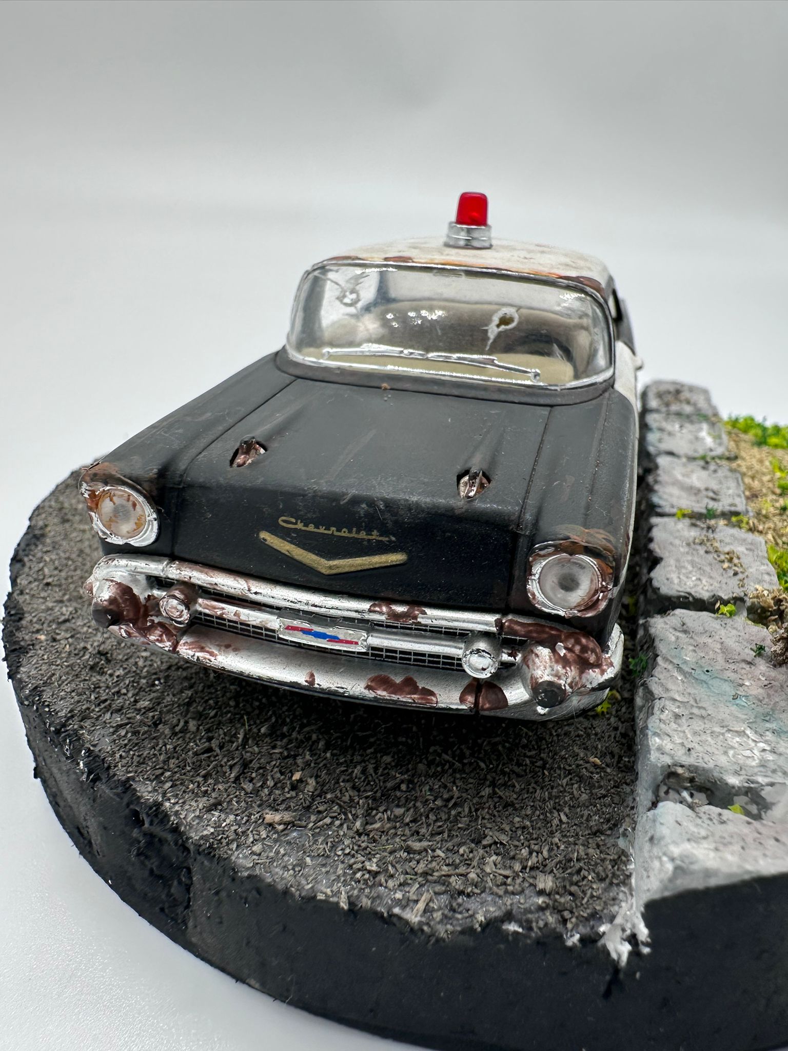 1/36 Ölçekli Klasik Chevrolet Polis Arabası (Police) Diorama - "Terk Edilmiş Devriye" Konsepti image