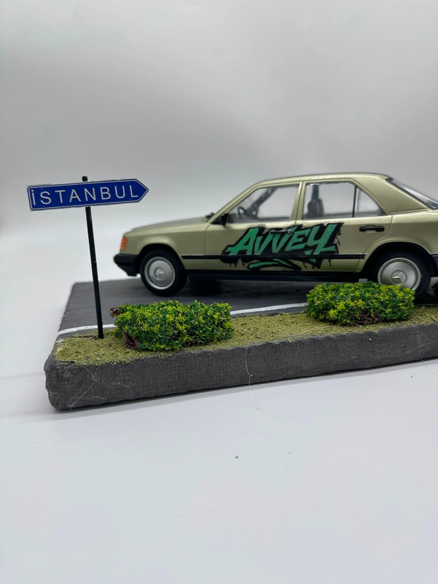 1/18 Ölçekli Norev Lisanslı Mercedes-Benz W124 (E Serisi) "Avvey Yolculuğu" Özel Diorama image