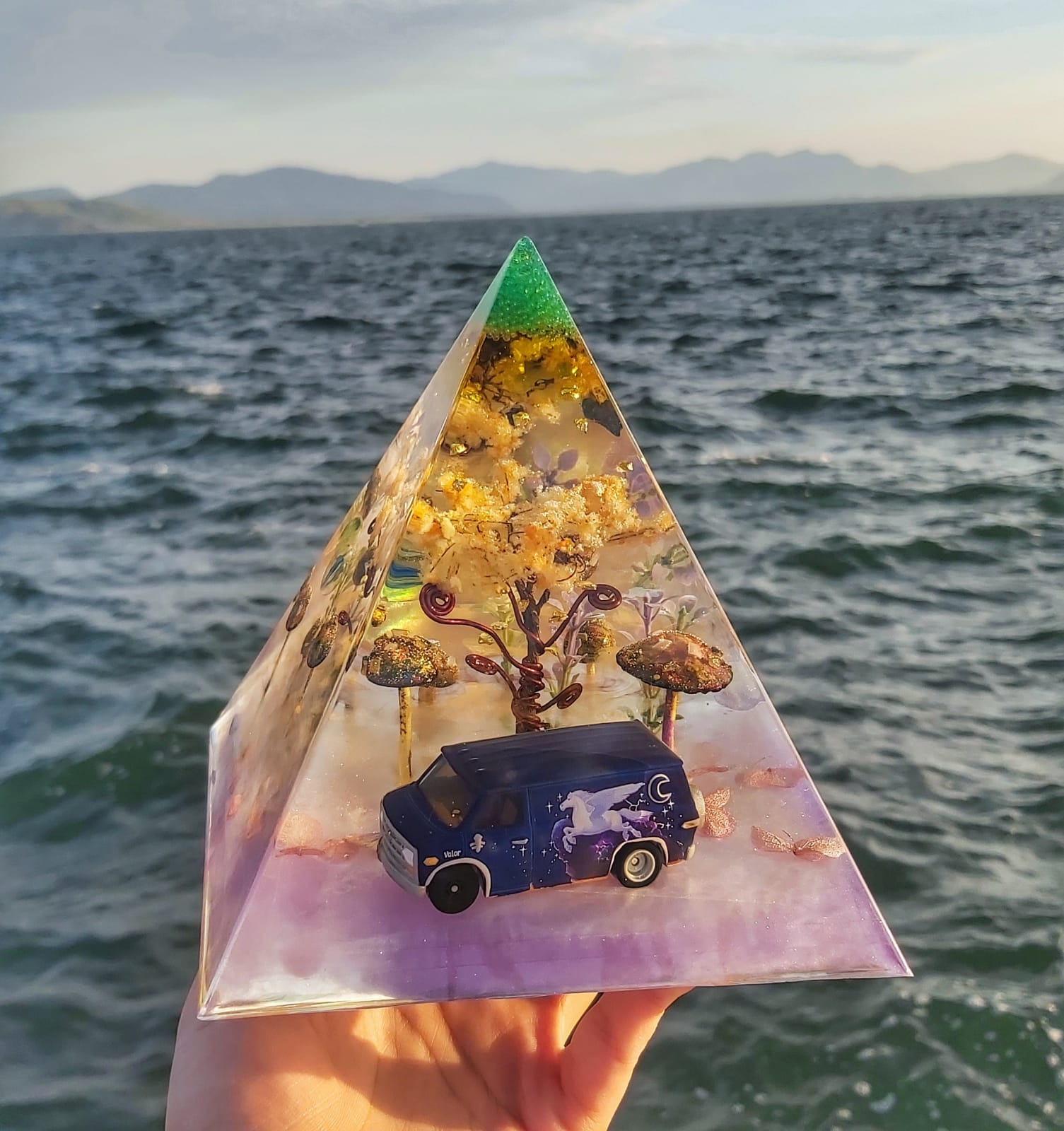 Onward Işıklı Macera Piramidi - Unicorn Van Diorama image