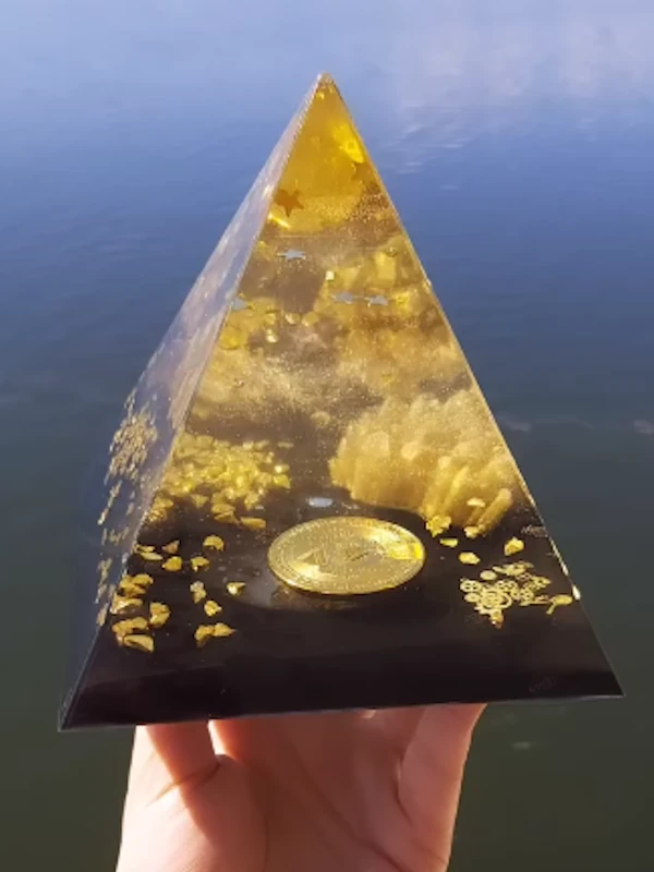 Bitcoin Temalı Lüks Işıklı Piramit Lamba - Finansal Enerji ve Dekoratif Aydınlatma image