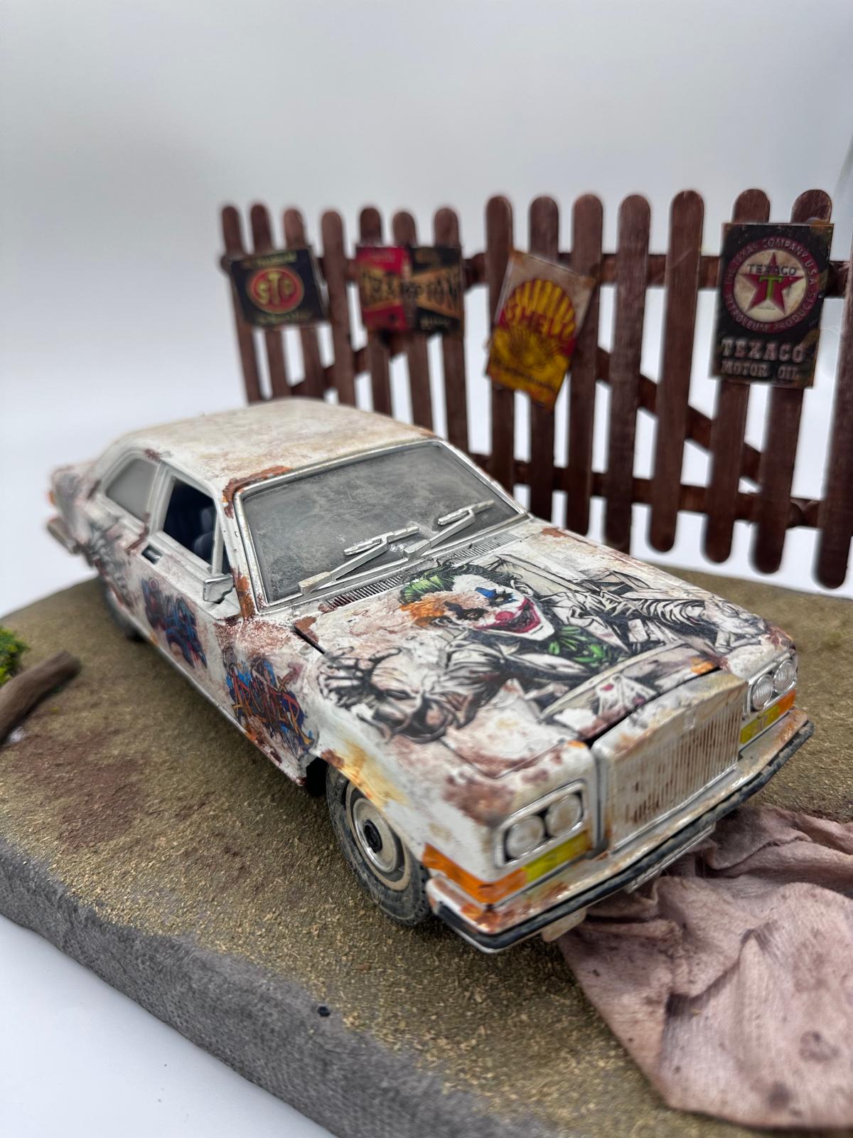 1/18 Ölçekli Bburago Lisanslı Rolls Royce Diorama - "Joker'in Paslı Arabası" Konseptli Özel Koleksiyon