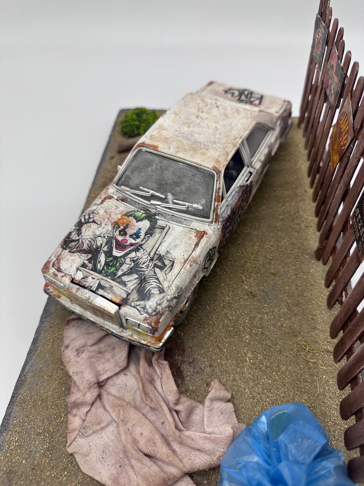 1/18 Ölçekli Bburago Lisanslı Rolls Royce Diorama - "Joker'in Paslı Arabası" Konseptli Özel Koleksiyon