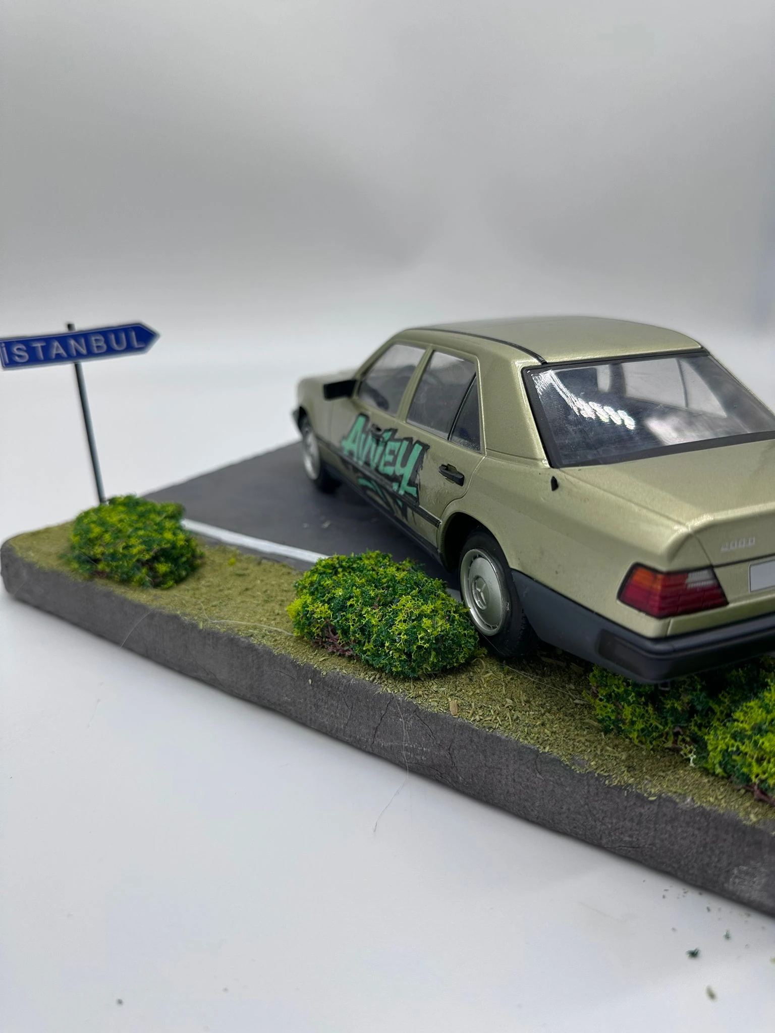 1/18 Ölçekli Norev Lisanslı Mercedes-Benz W124 (E Serisi) "Avvey Yolculuğu" Özel Diorama