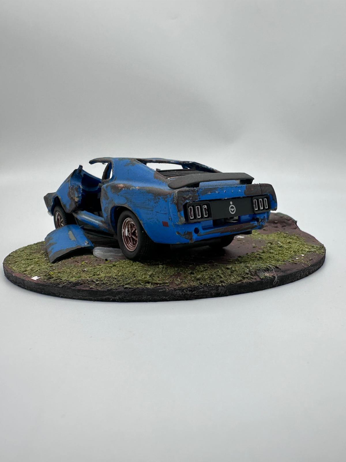 1/36 Ölçekli Welly Lisanslı Ford Mustang - "Post-Apokaliptik Hurda" Dioraması