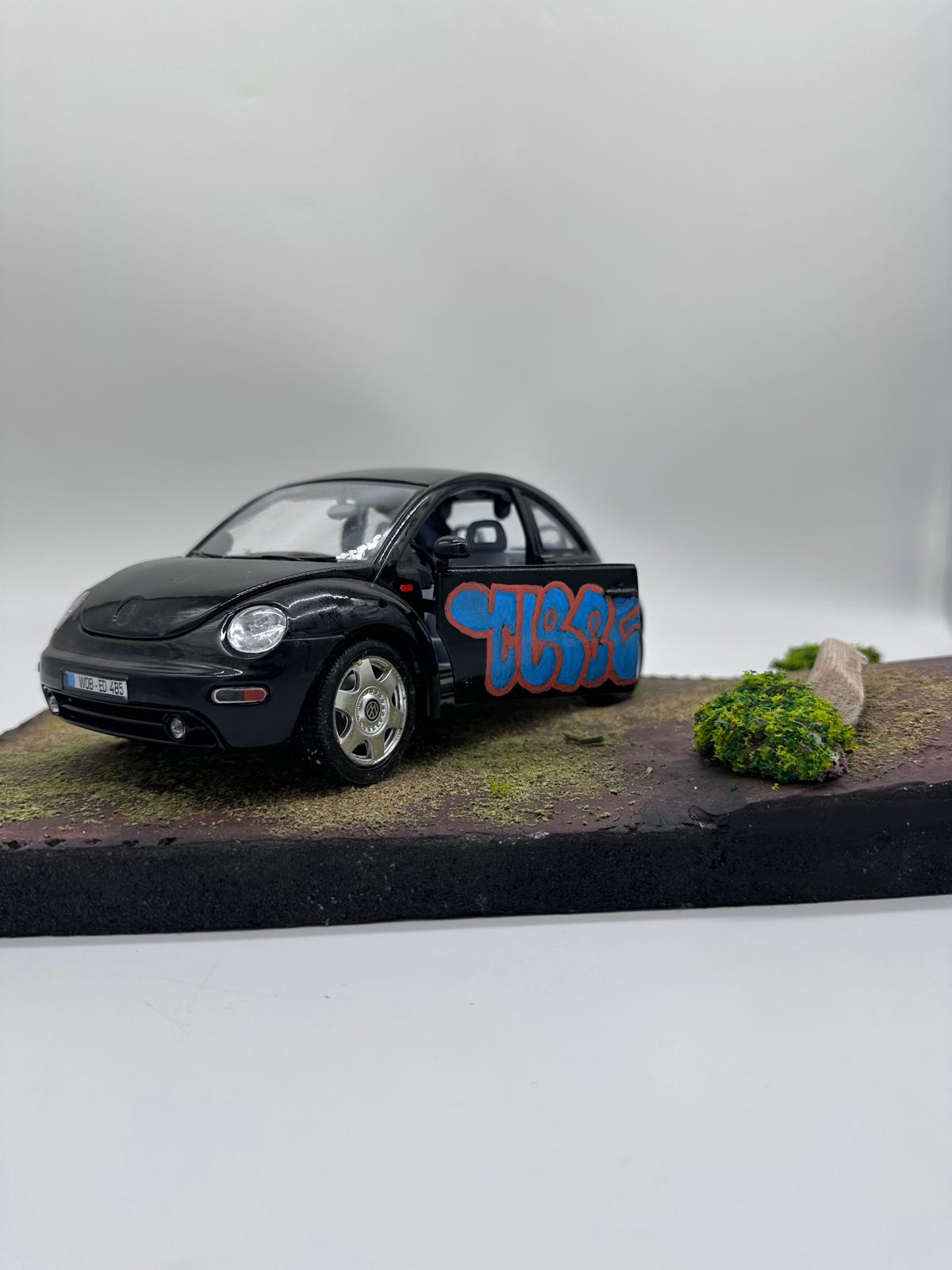 1/18 Ölçekli Bburago Lisanslı VW New Beetle (1998) - Sokak Sanatı Graffiti Diorama