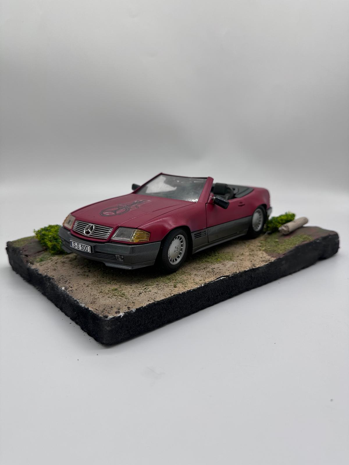 1/36 Ölçekli Mercedes-Benz SL 500 Cabrio (R129) - Özel Alev Motifli Şık Diorama