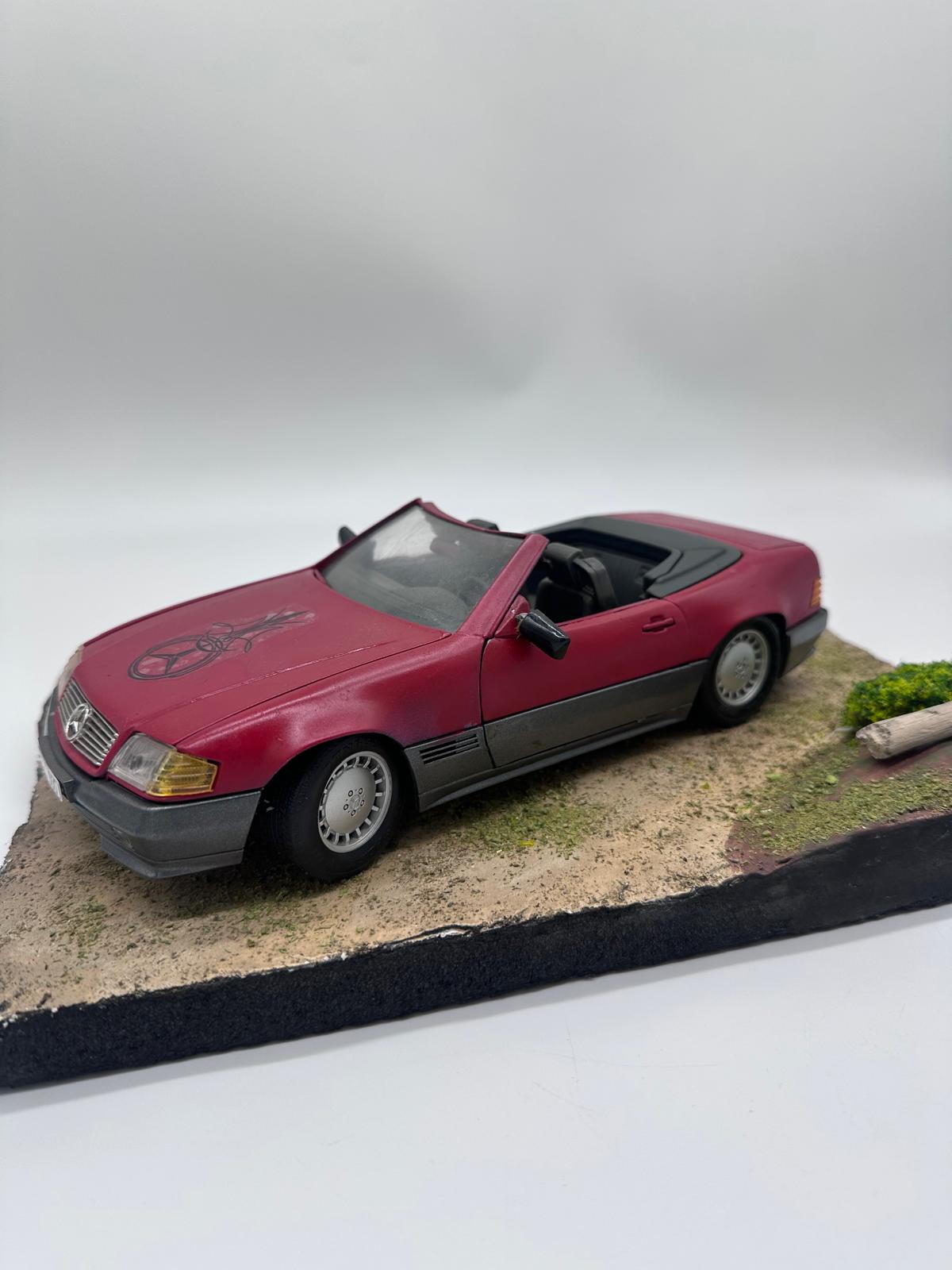 1/36 Ölçekli Mercedes-Benz SL 500 Cabrio (R129) - Özel Alev Motifli Şık Diorama