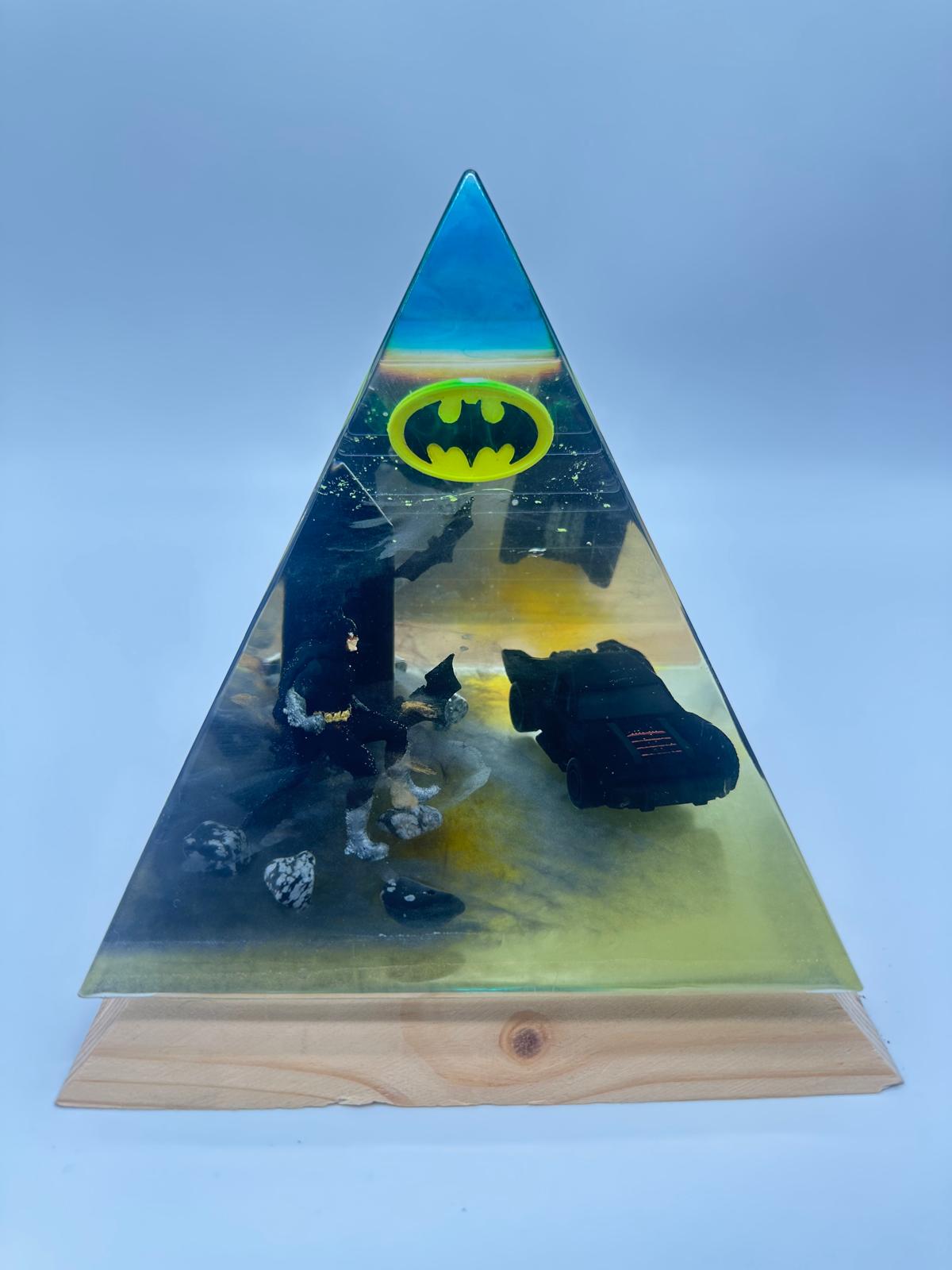 Karanlık Şövalye Dioraması: Batmobil & Batman Işıklı Piramit